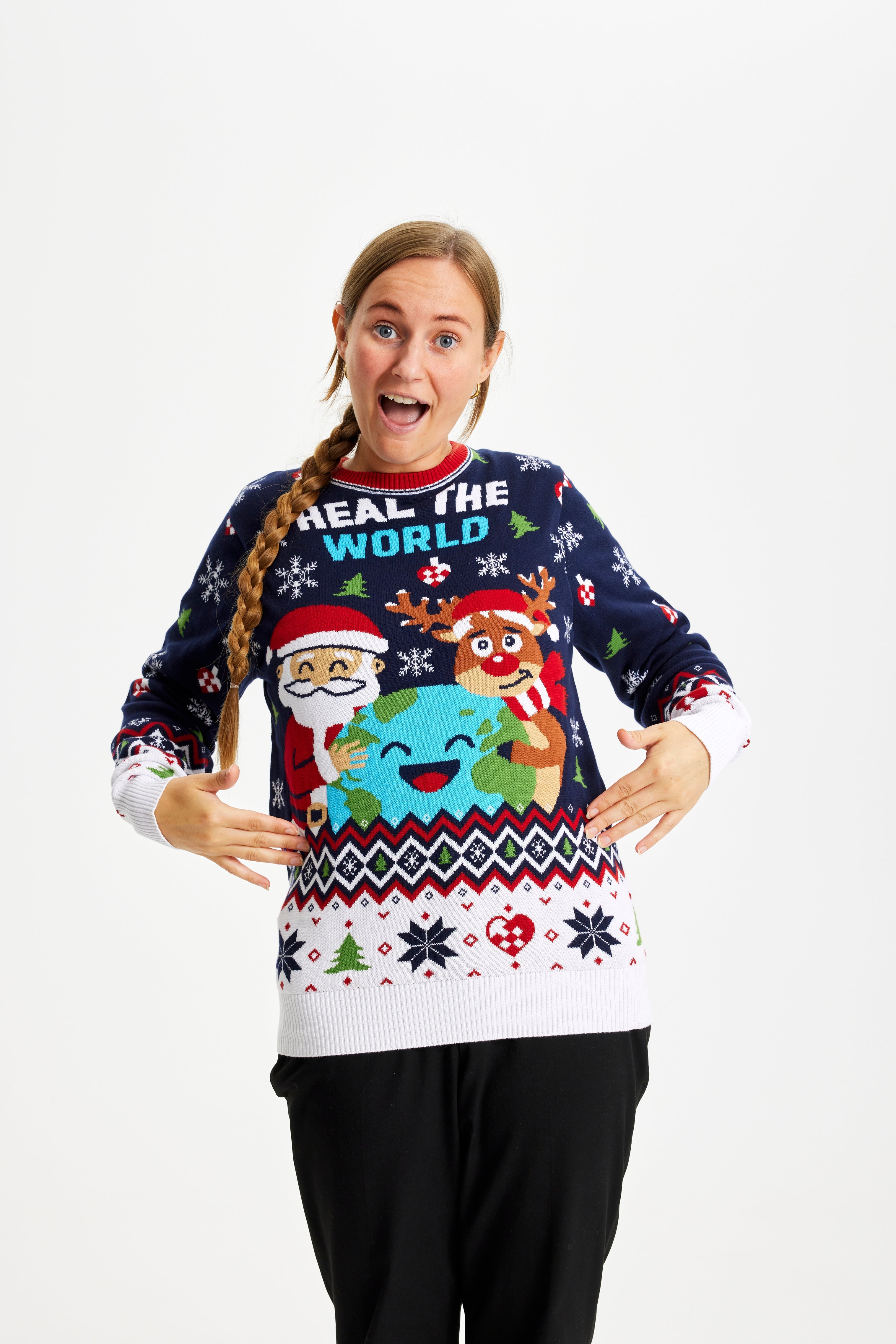 En kvinde, der ser overrasket ud, er iført en julesweater.