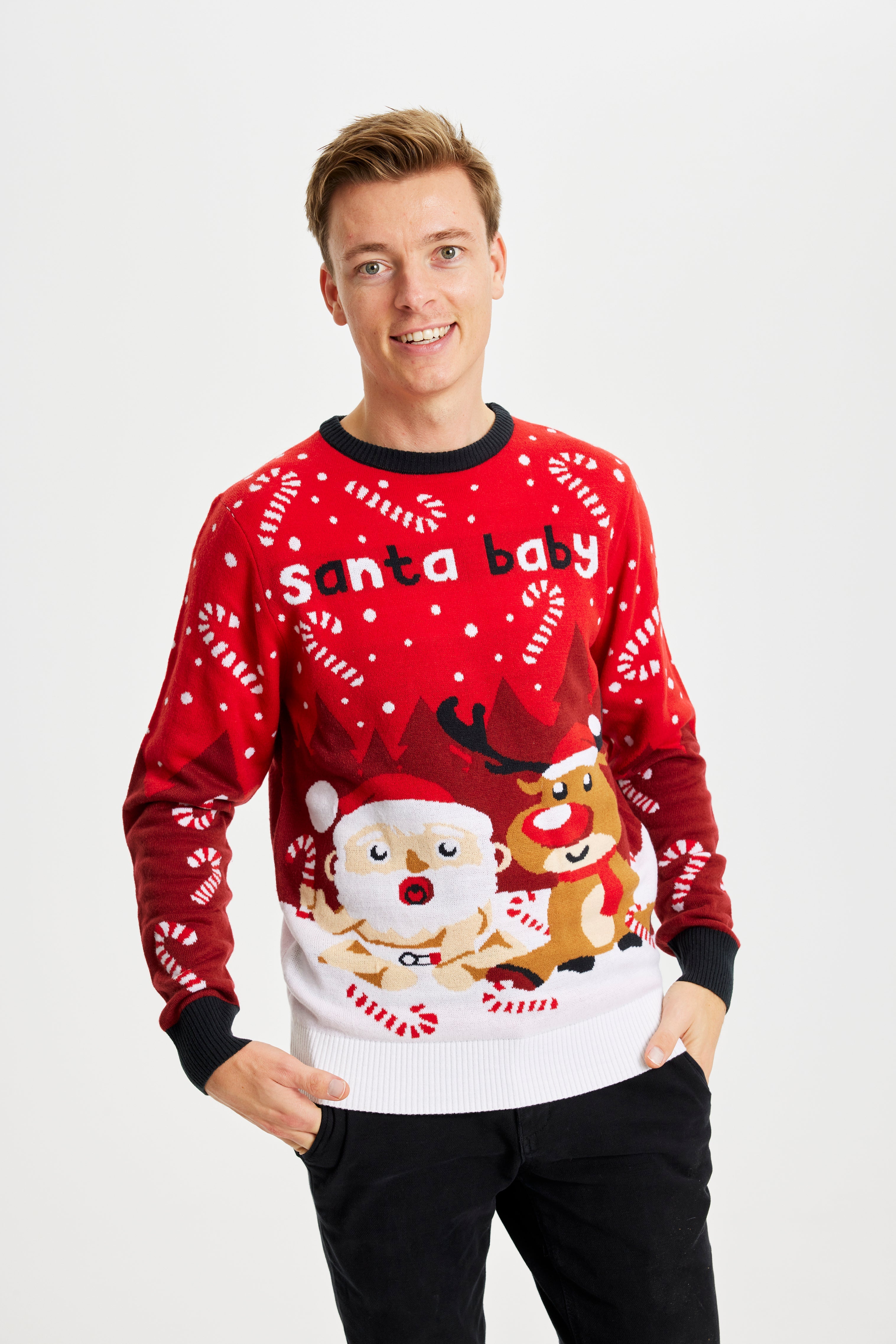 En smilende dame iført en rød julesweater med en snemand og et rensdyr på.