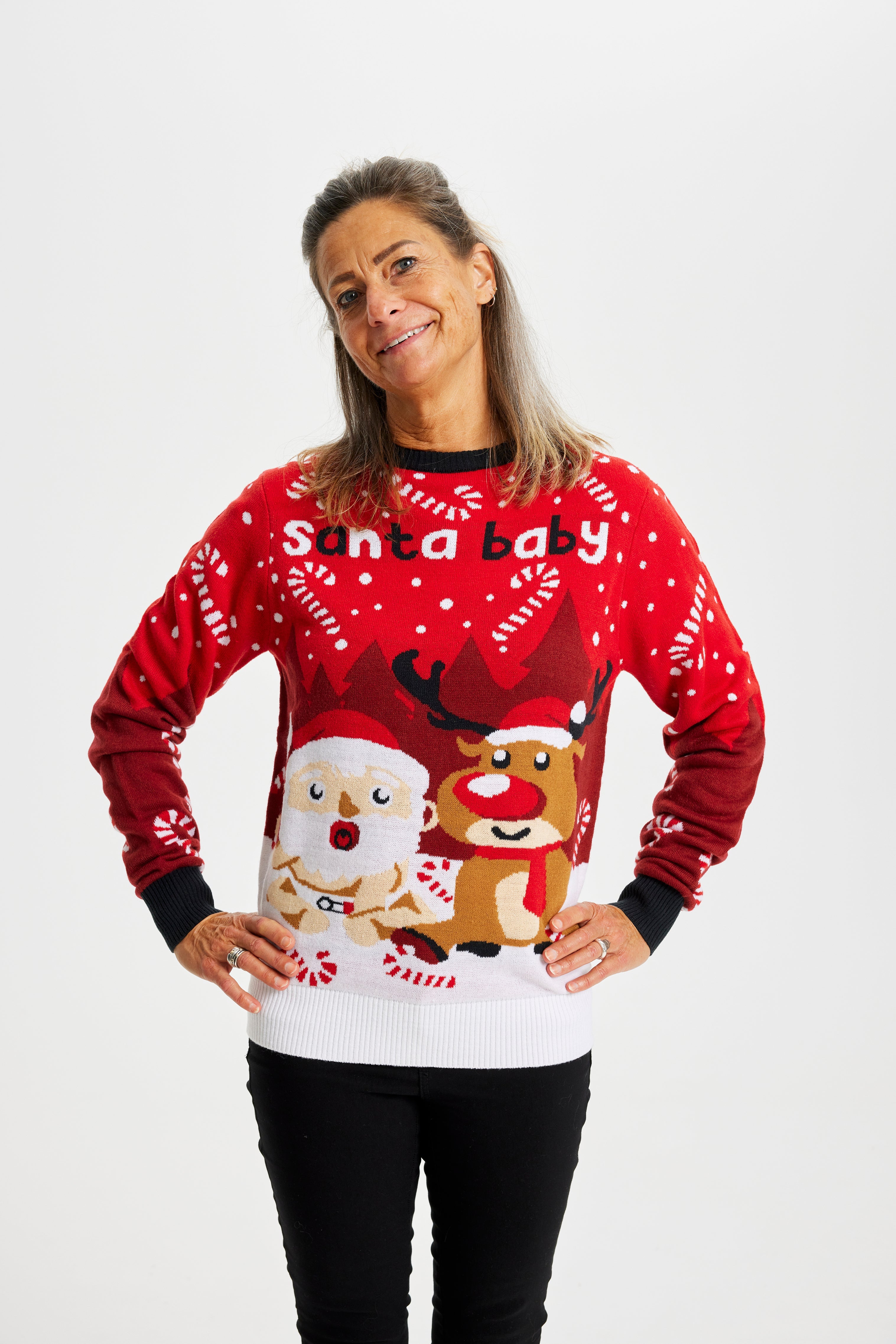 En smilende dame iført en fin, rød julesweater.