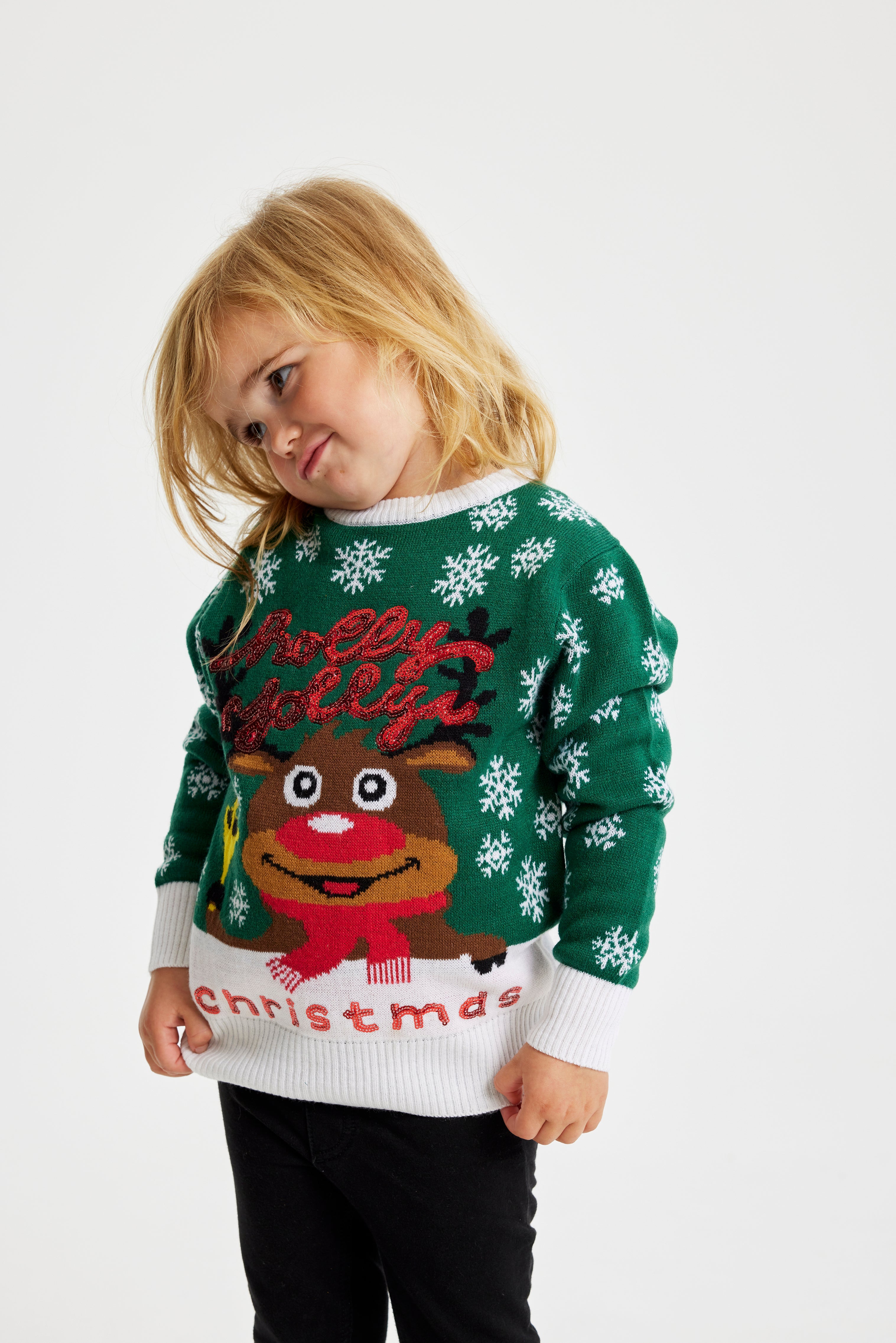 Et sødt barn i en blå julesweater.