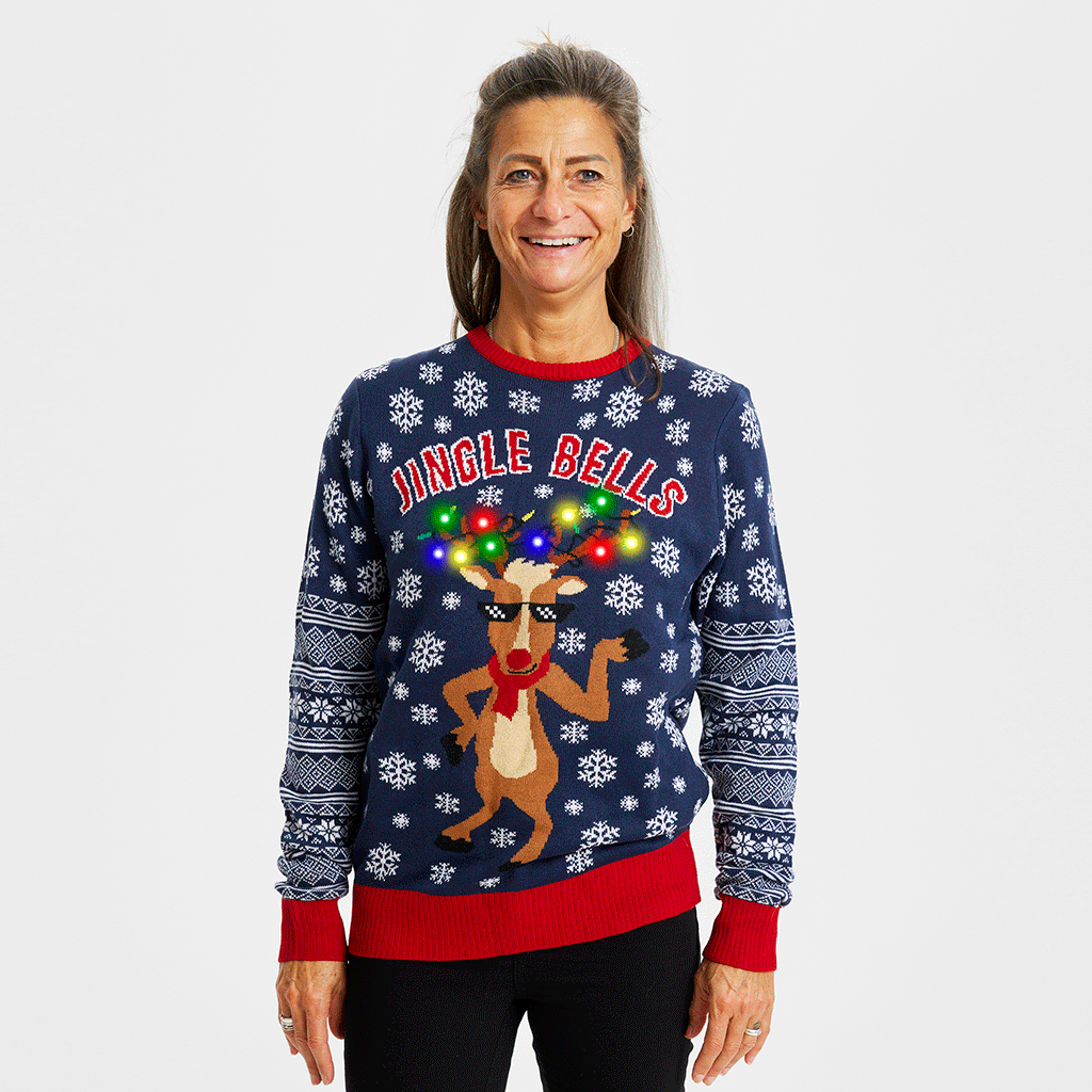 En kvinde med en blå julesweater med lys på.