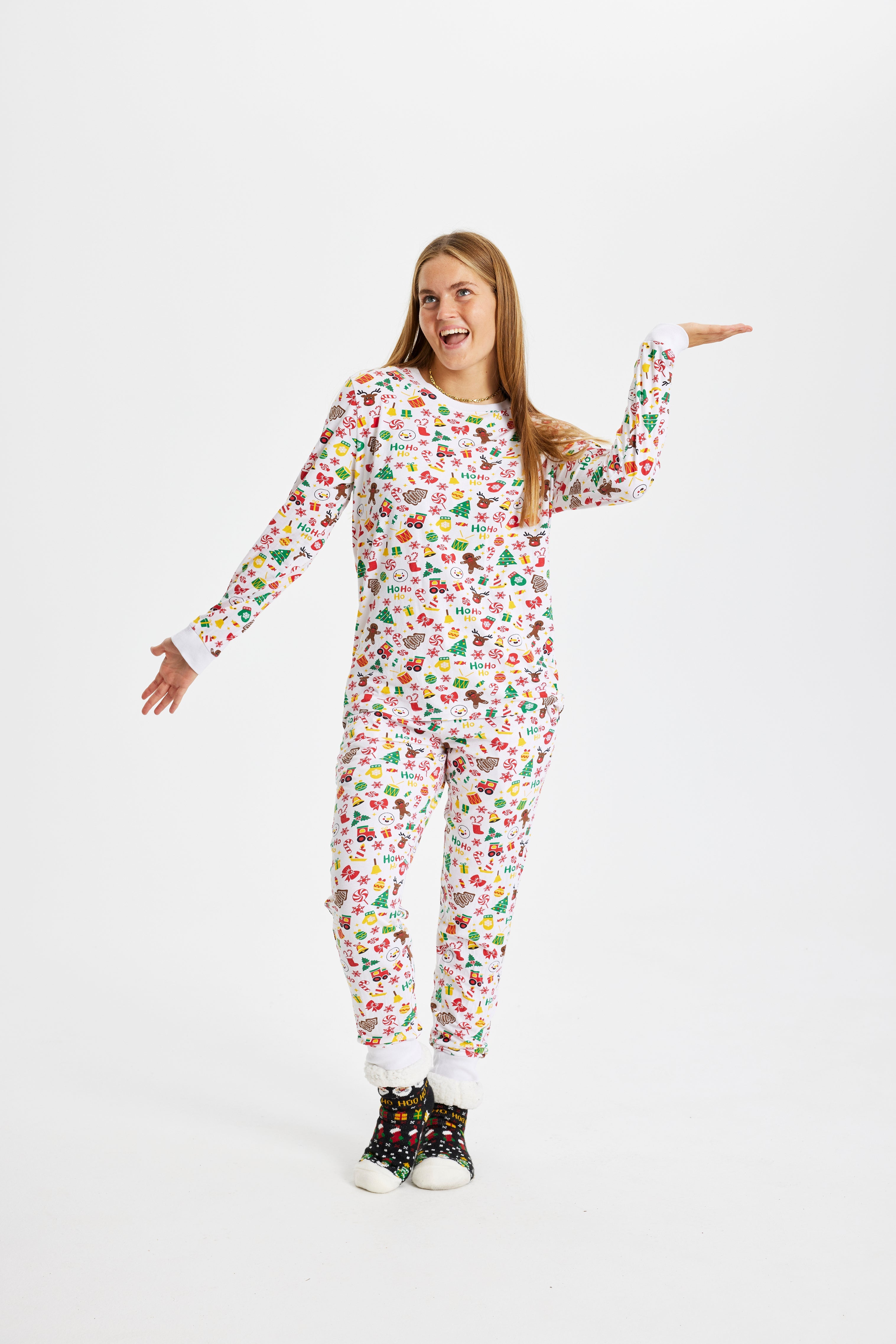 En dame poserer i en hvid julepyjamas.