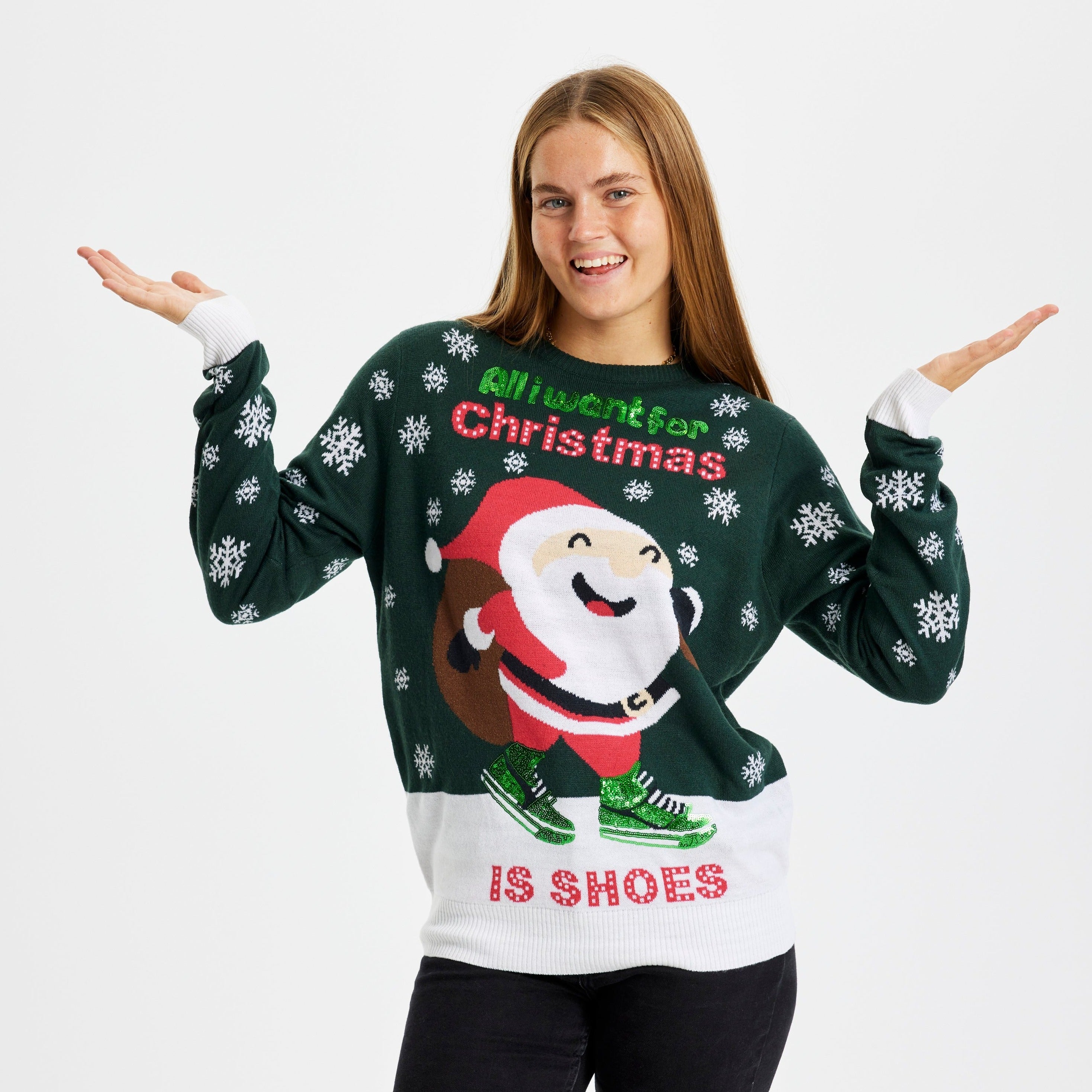 En glad dame med en julesweater, hvor der står 