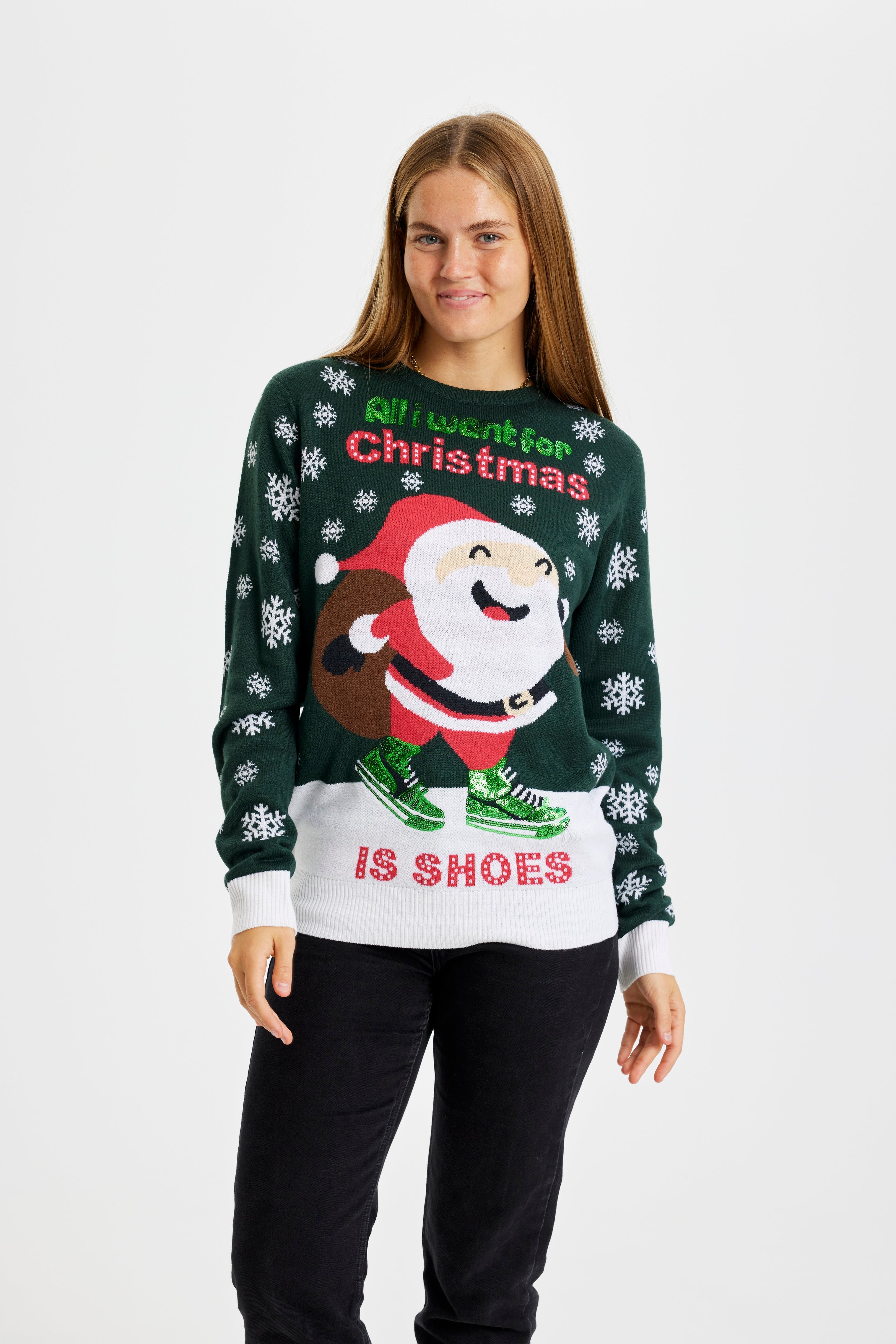 En dame med en grøn julesweater med citatet 