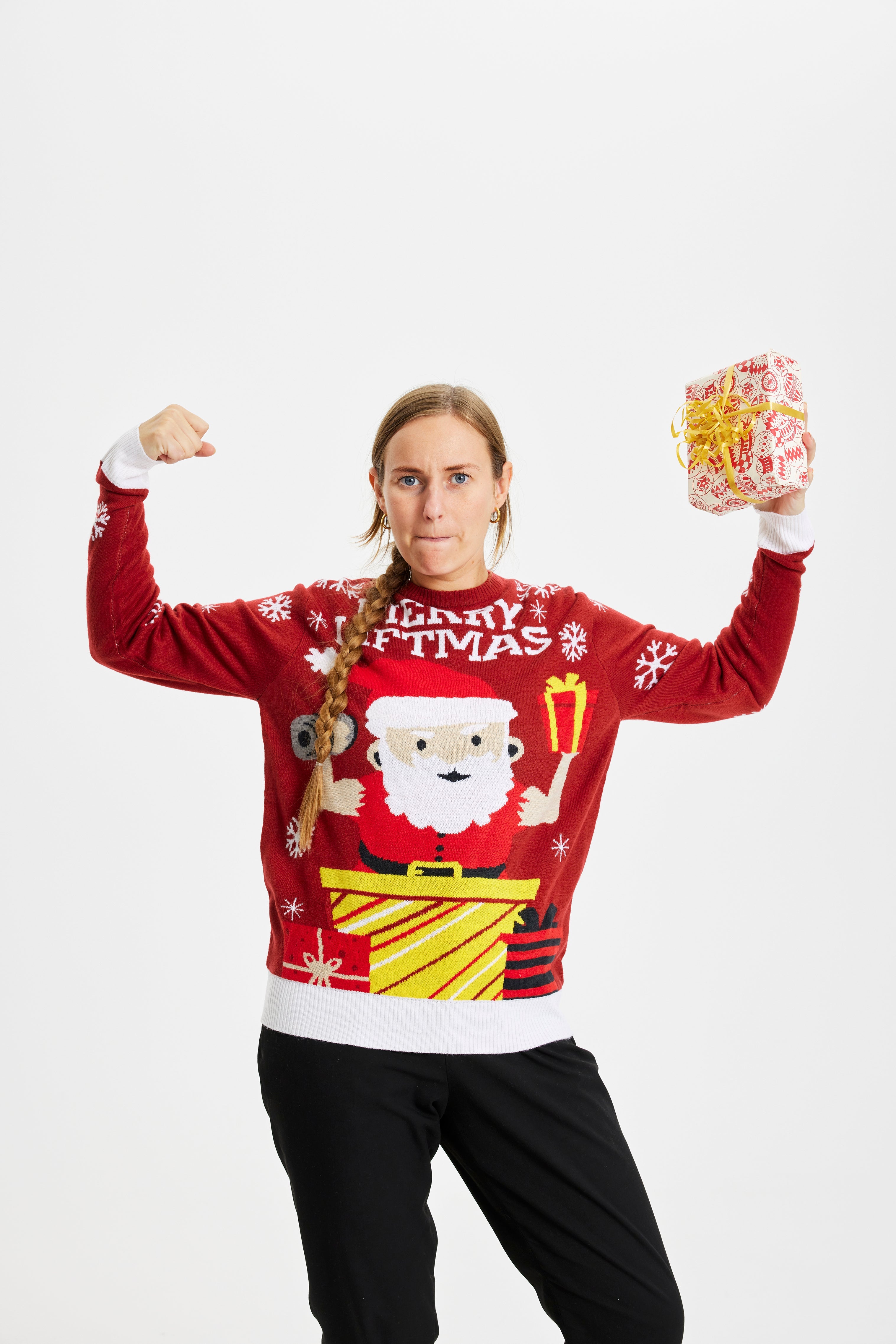En dame iført en julesweater med citatet 
