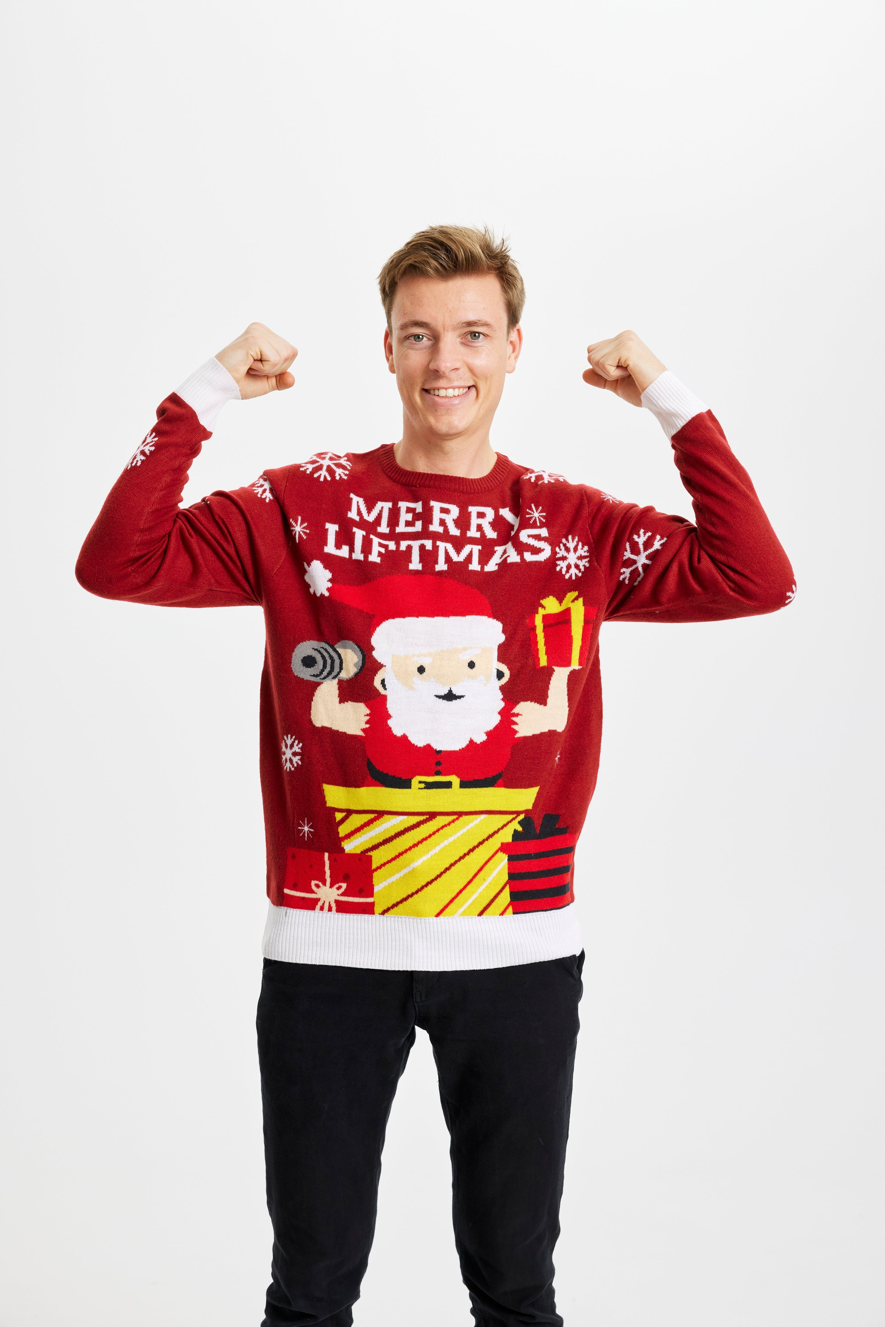 En mand poserer i sin røde julesweater.