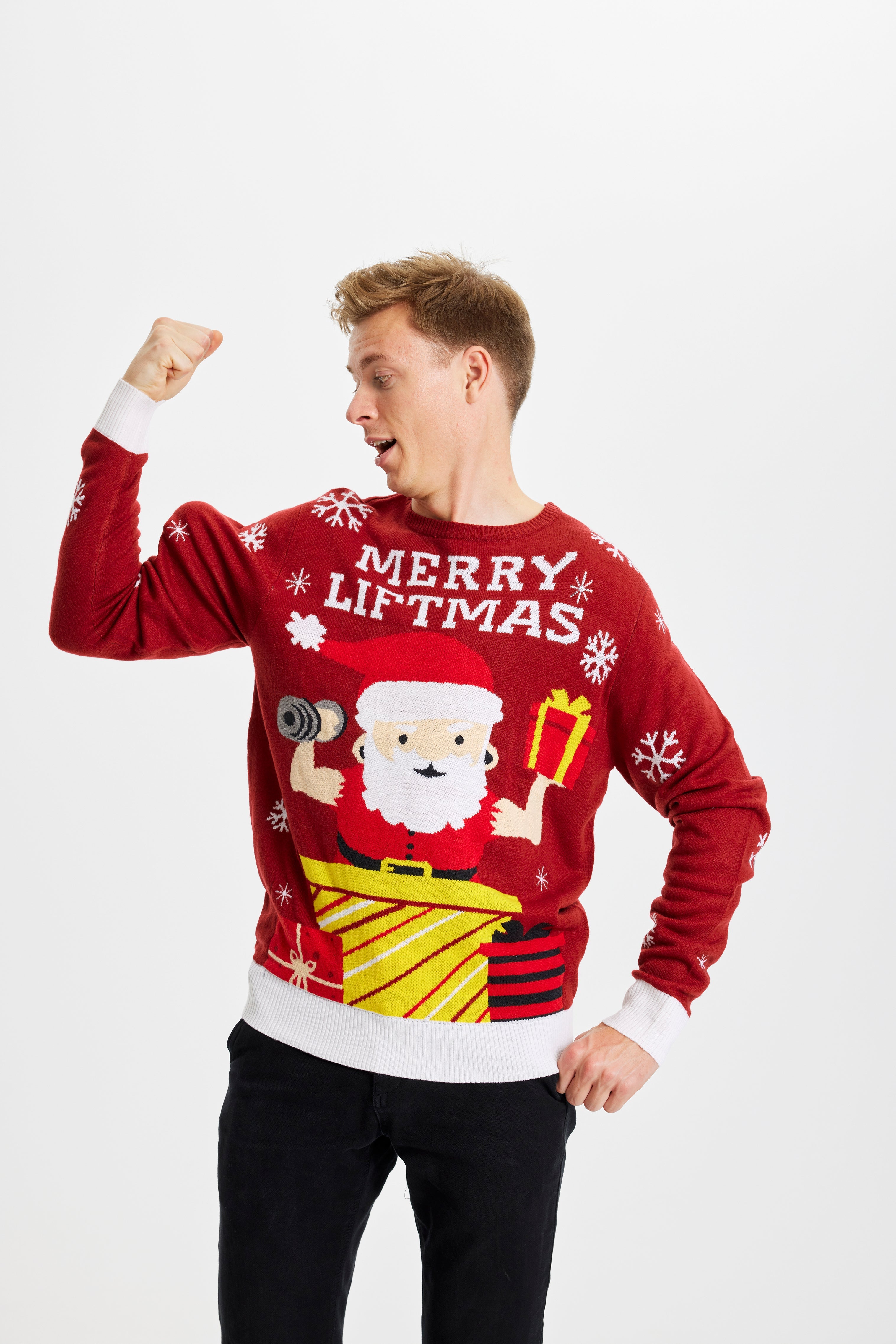 En mand iført en rød julesweater med citatet 