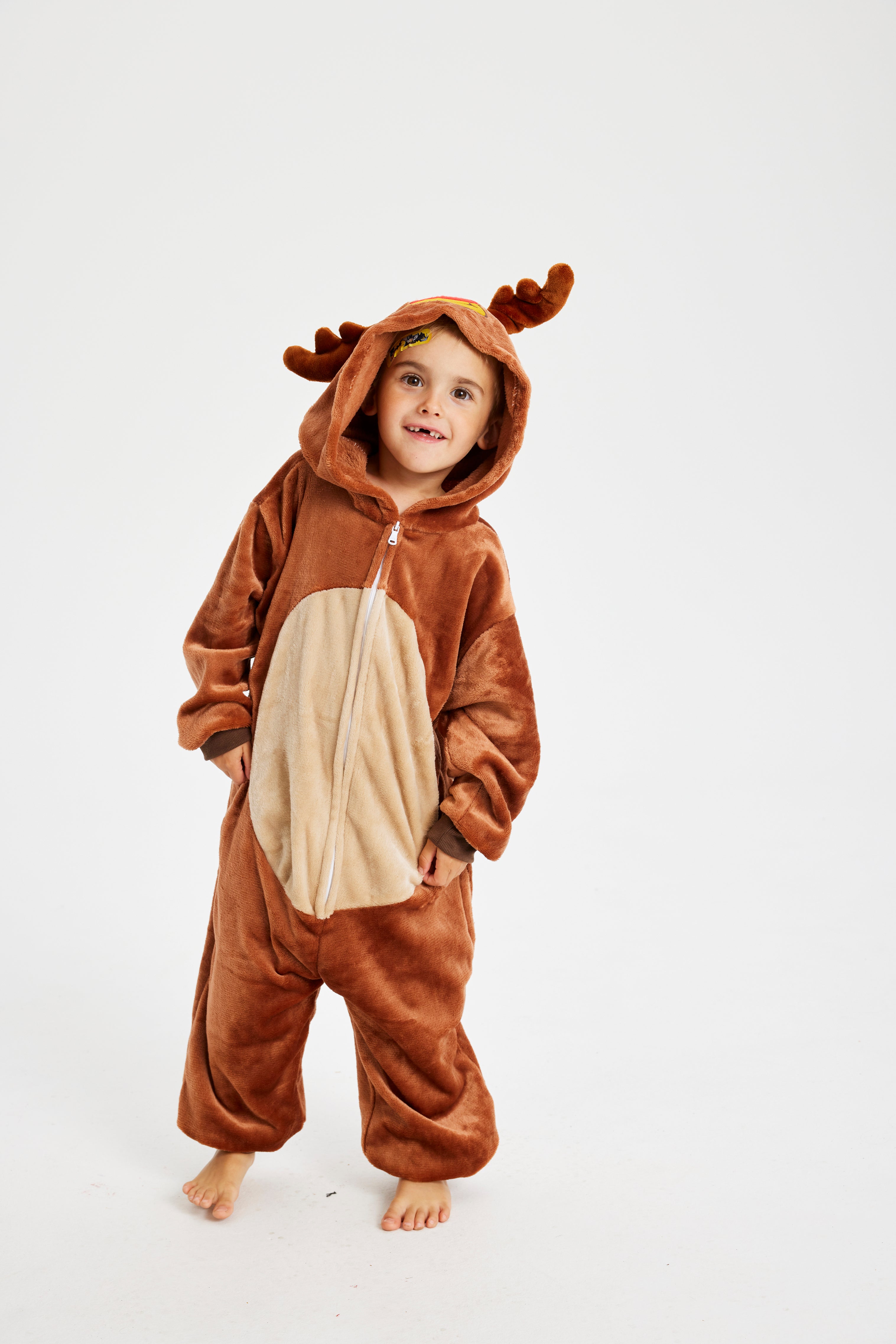 Et barn iført en Rudolf-jumpsuit.