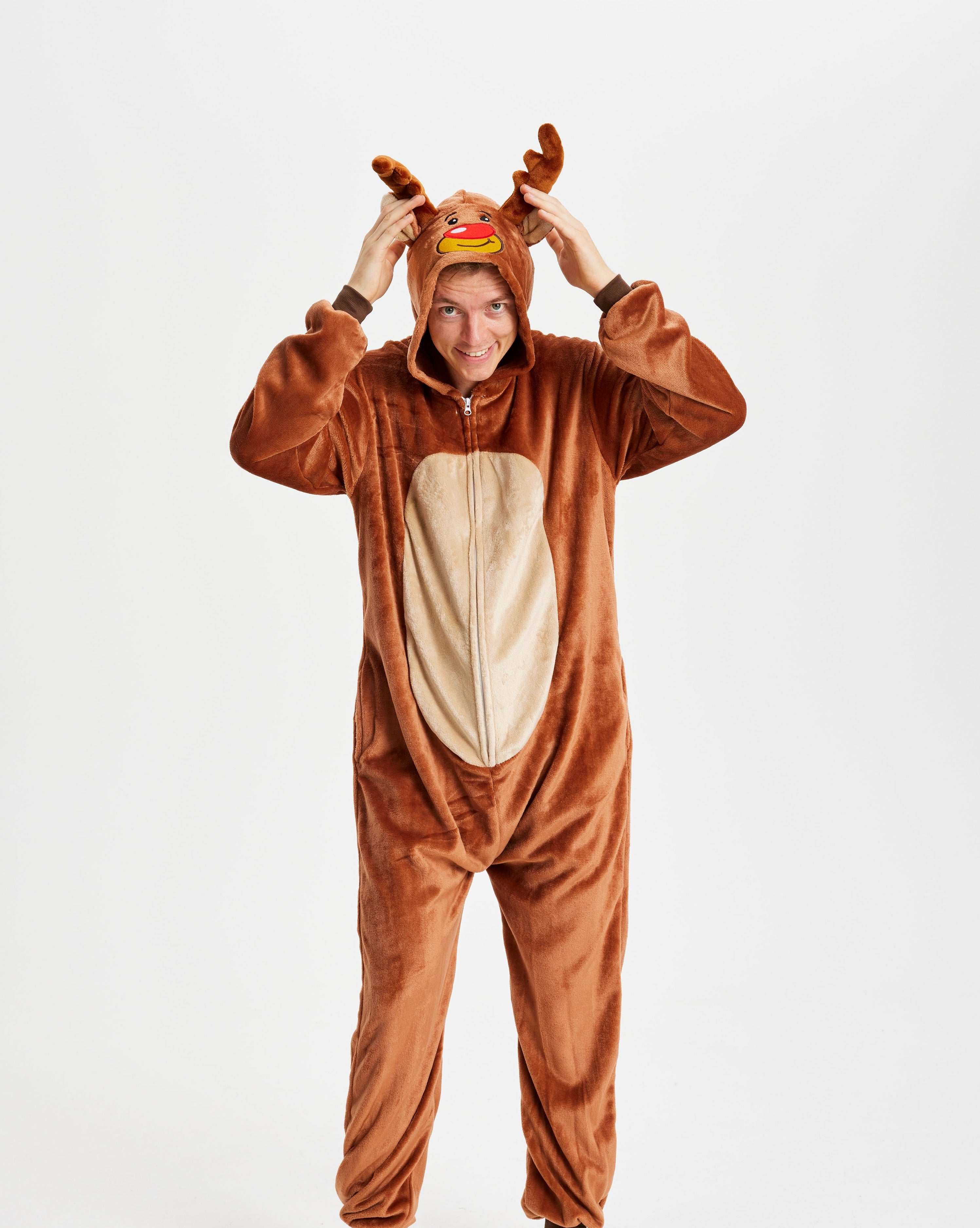 En mand poserer i sin Rudolf-inspireret sweatsuit.