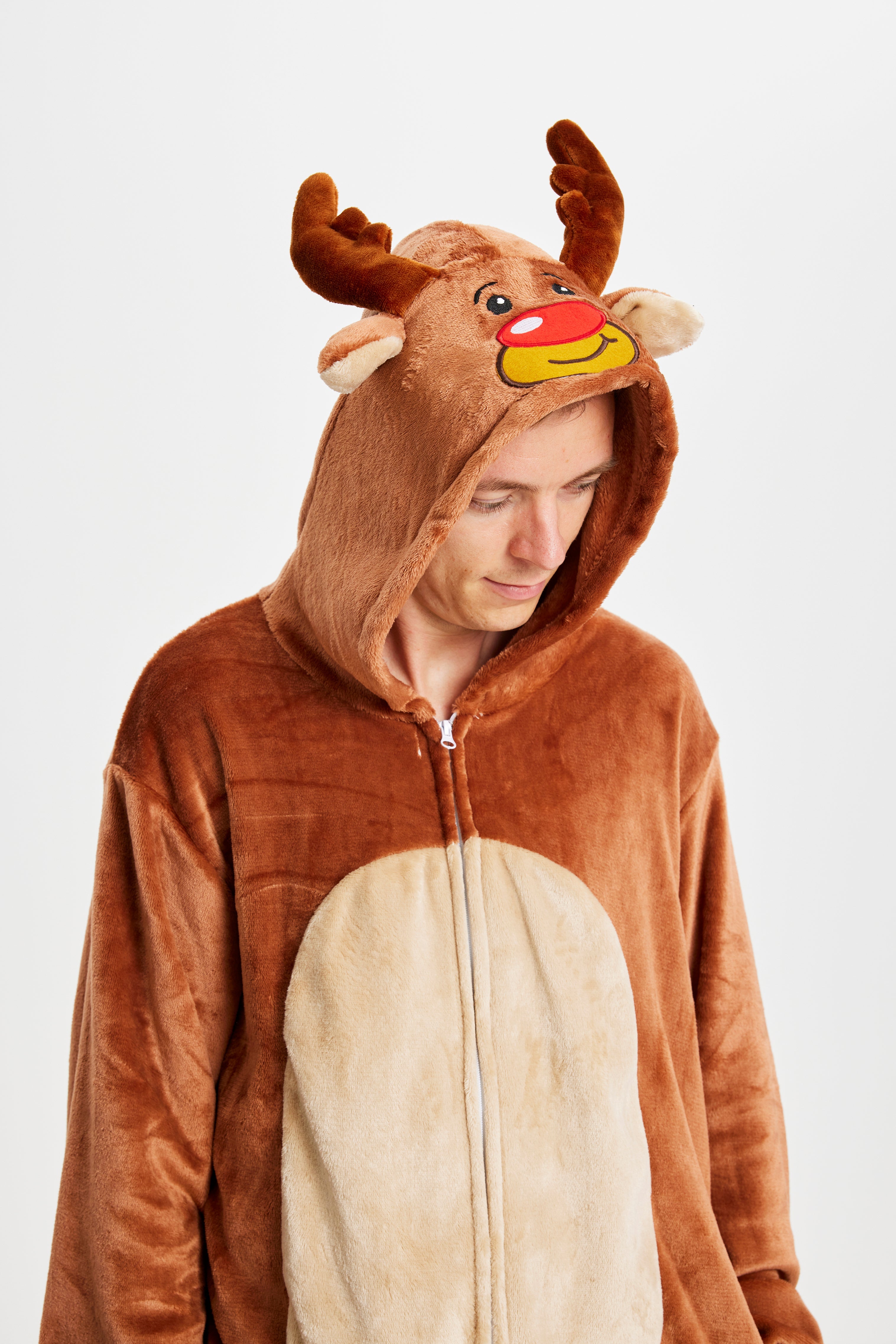 En mand kigger ned og er iført en flot sweatsuit inspireret af rensdyret Rudolf.