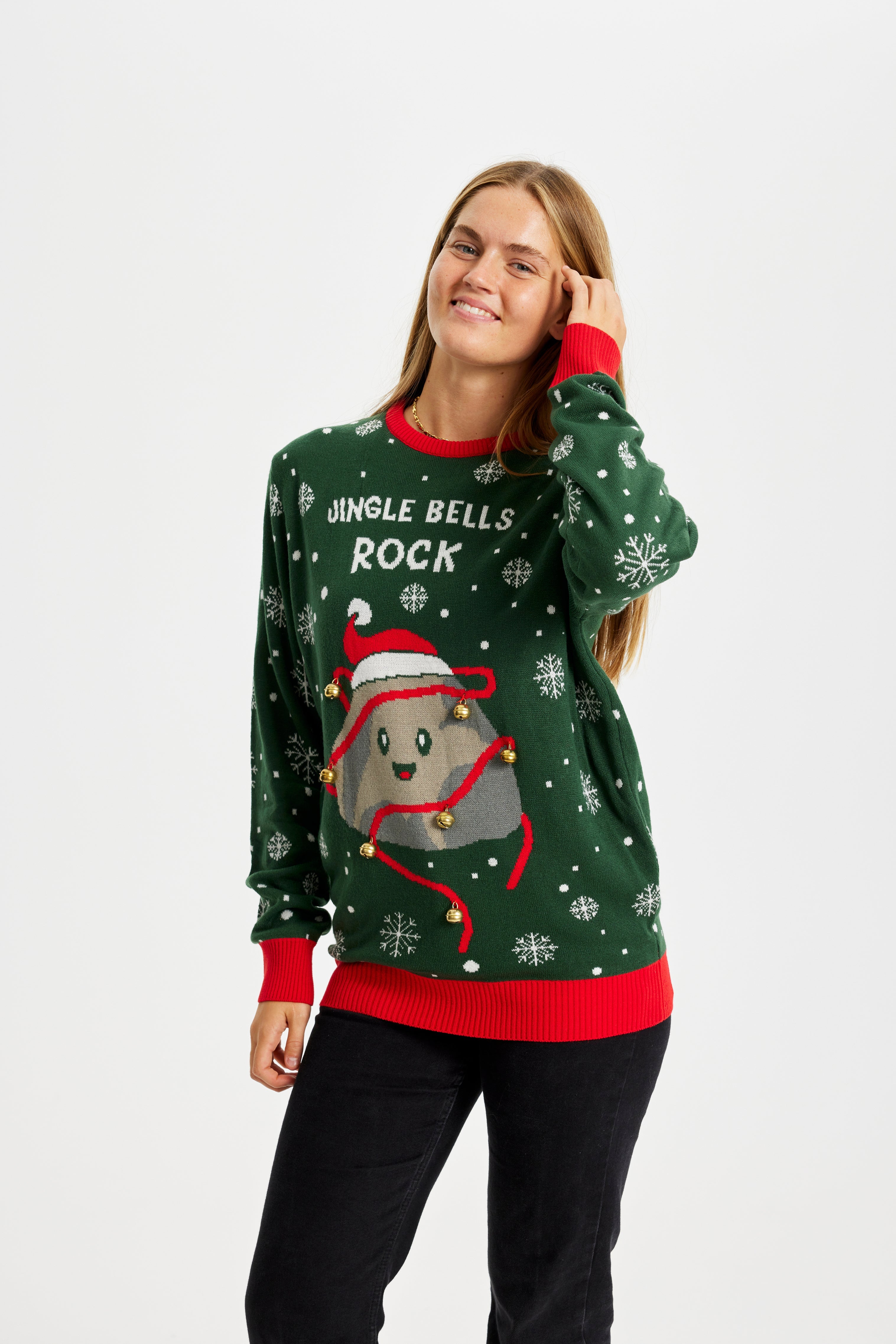 En smilende dame iført en grøn julesweater.