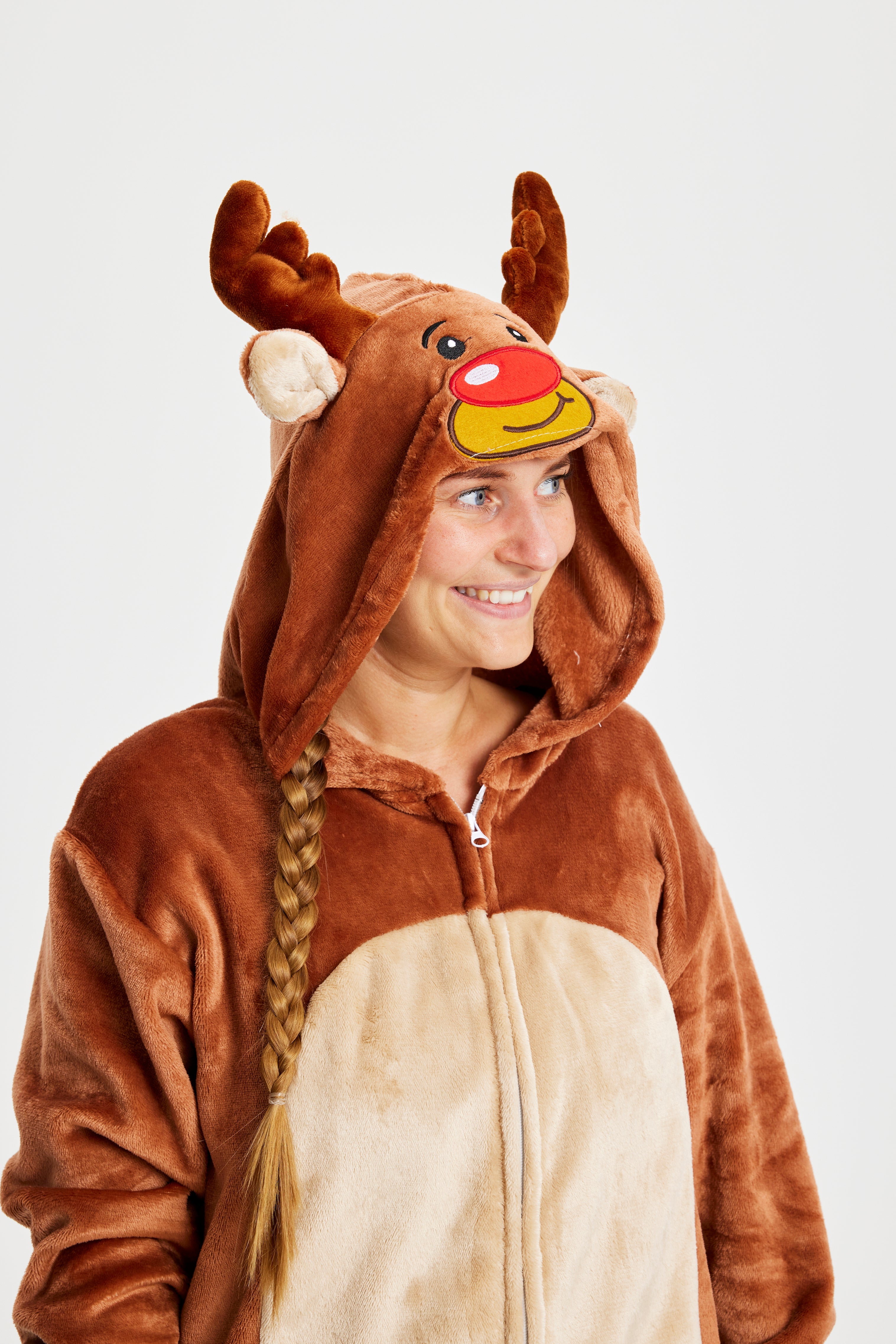 En smilende dame med en fletning iført en brun Rudolf-inspireret sweatsuit.