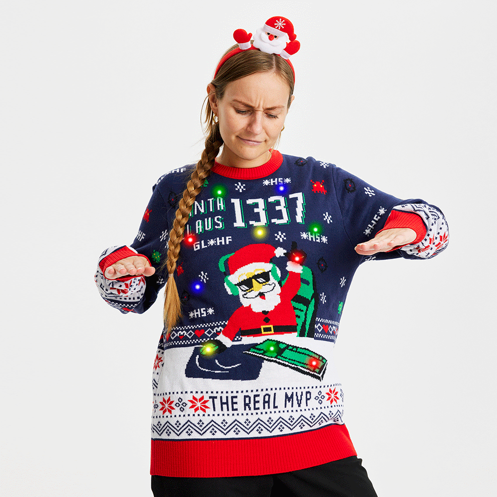 En kvinde iført en julesweater med en DJ-julemand og lys på.