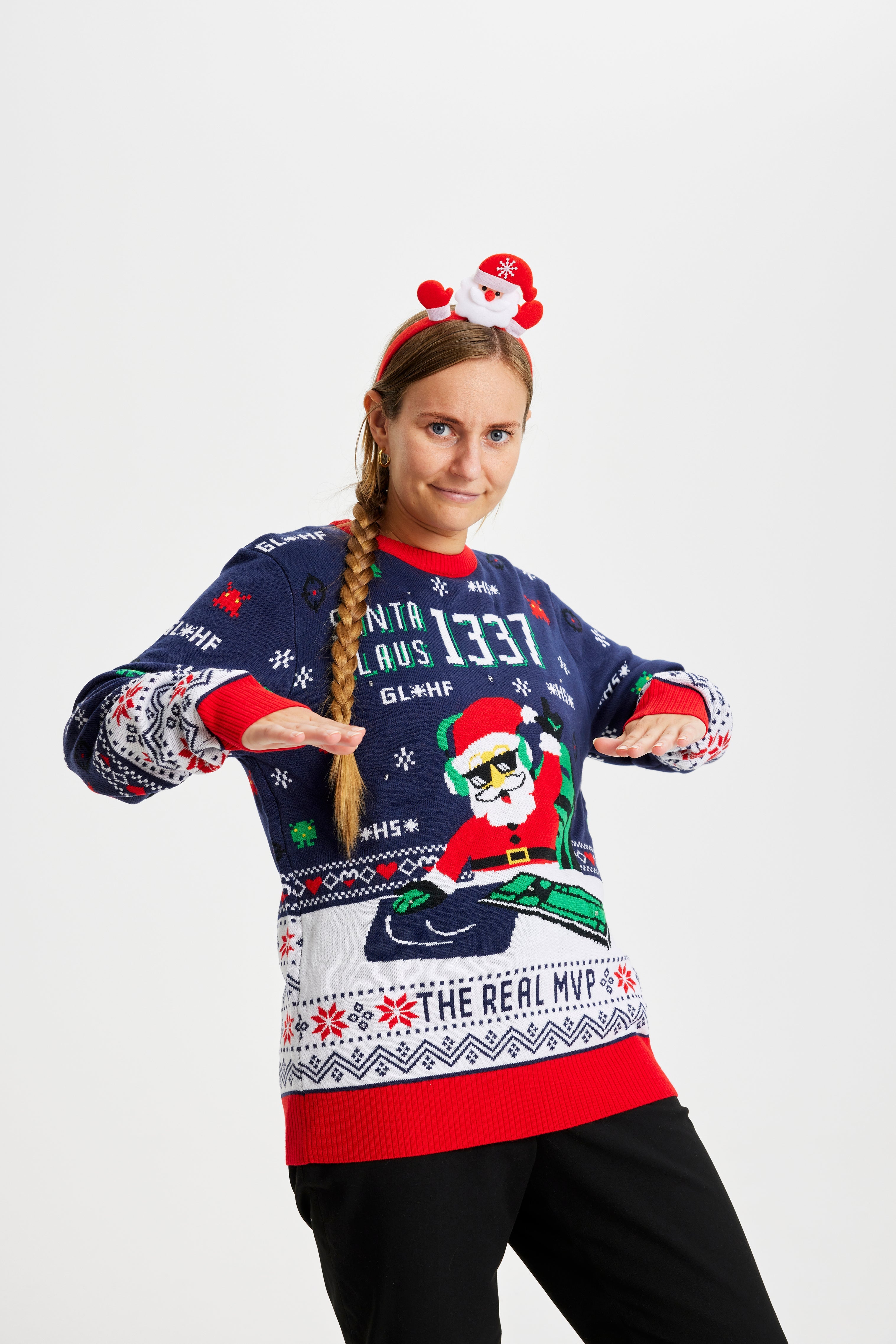 En kvinde poserer iført en julesweater med en julemand.