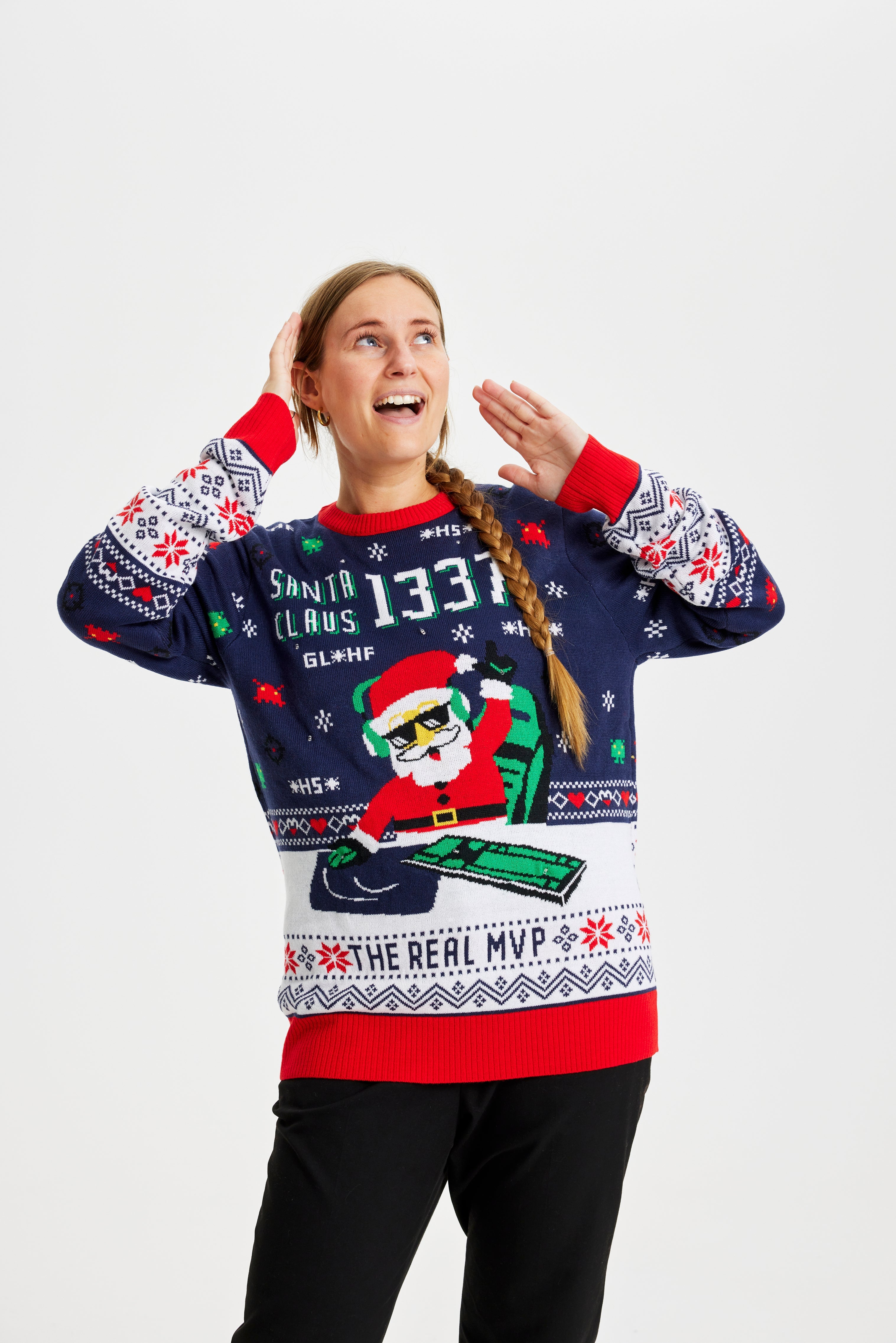 En poserende kvinde iført en fin julesweater med en julemand på.