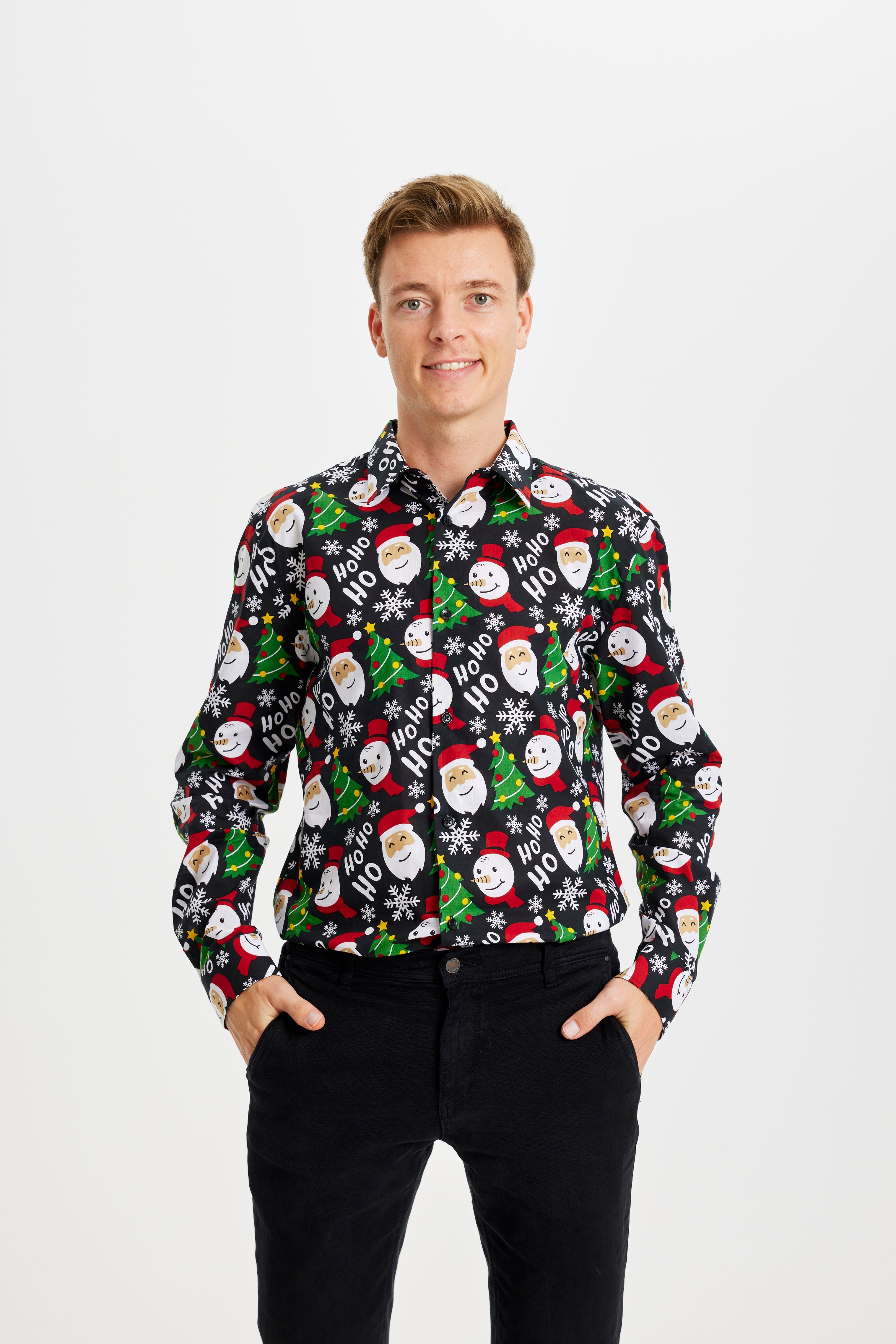 En mand iført en juleskjorte med nissehoveder.