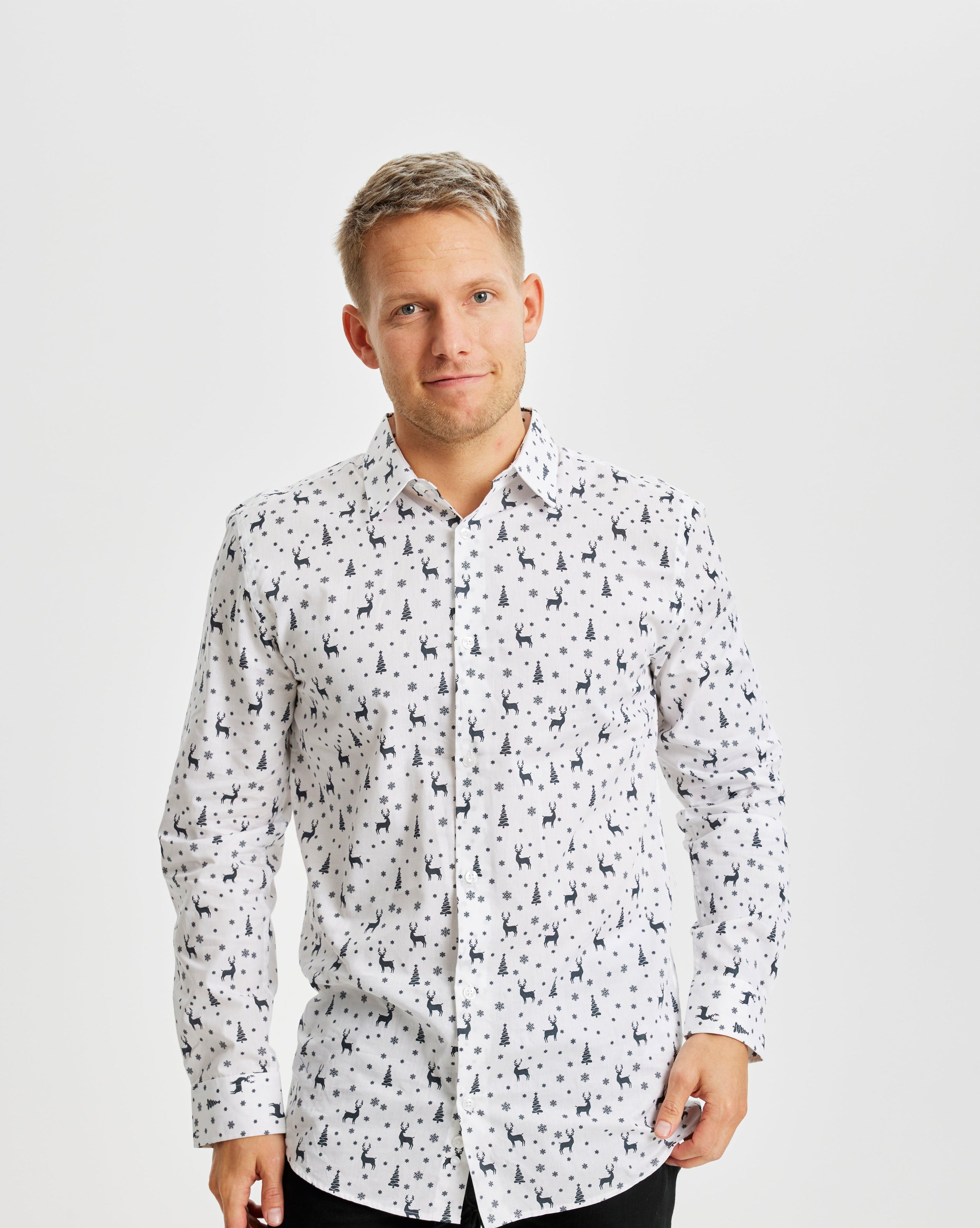 En mand iført en hvis juleskjorte med mønster.