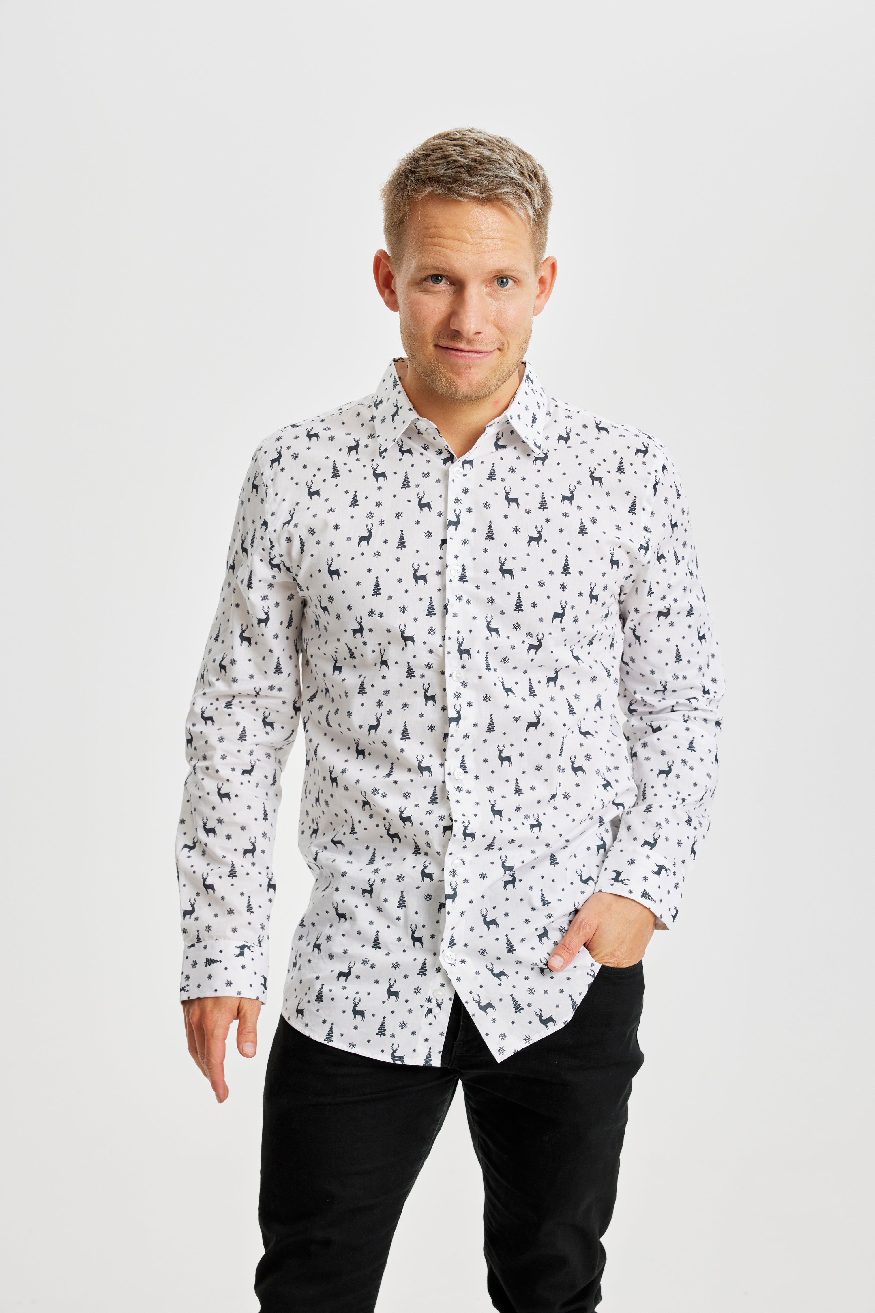 En mand med en hvis juleskjorte med juleprint.