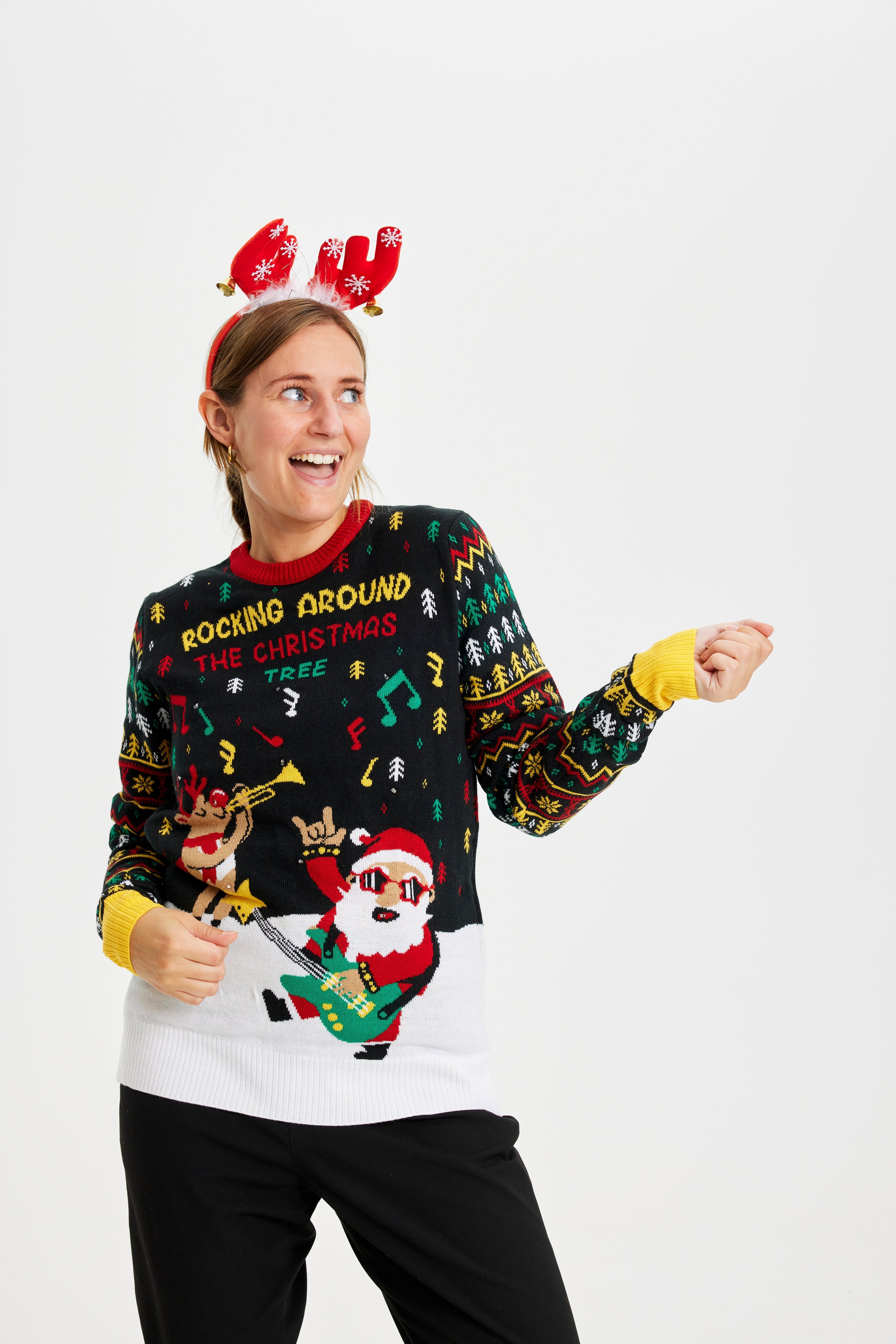 En poserende dame med en julesweater med citatet 