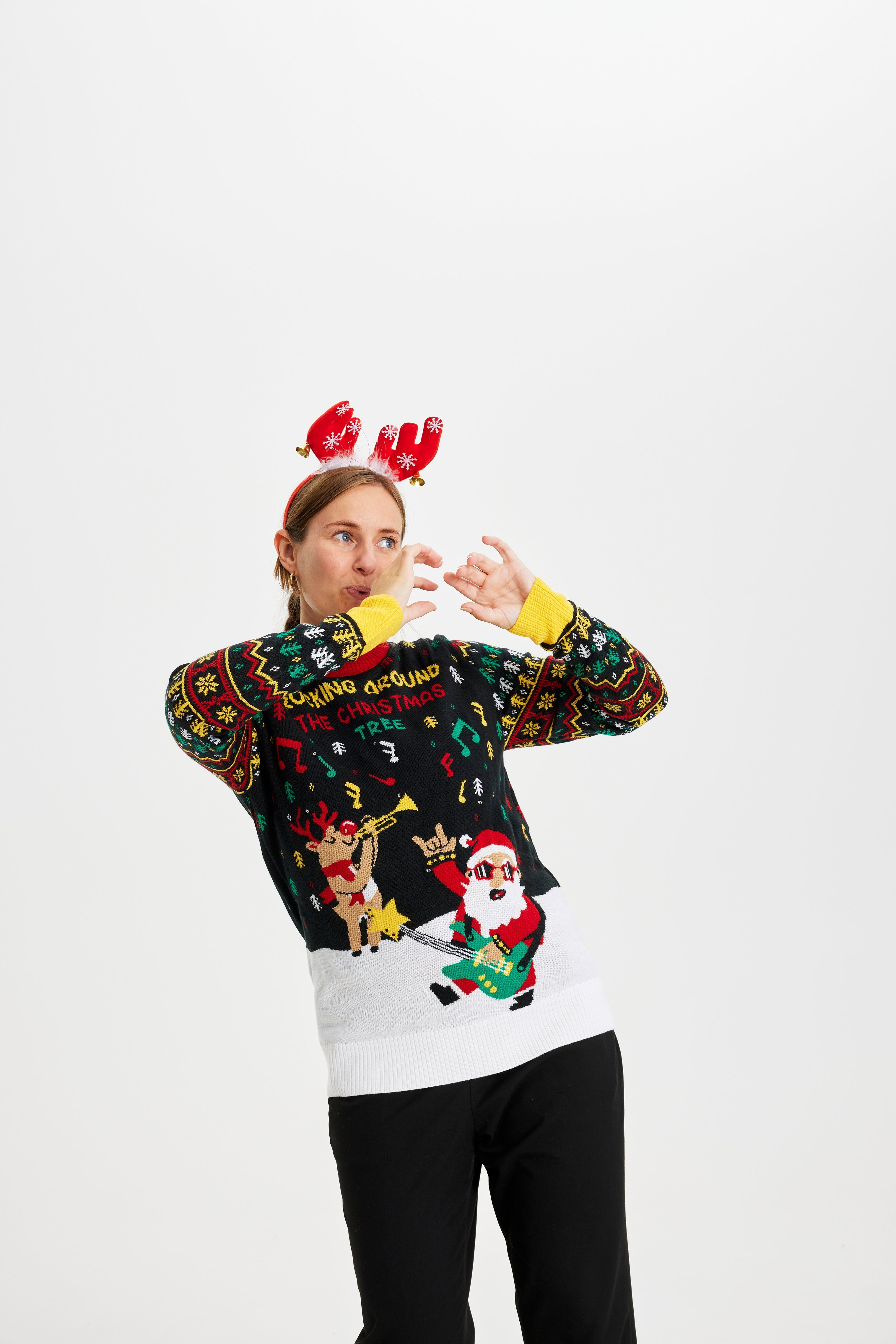 En dame iført en julesweater med en sej julemand.
