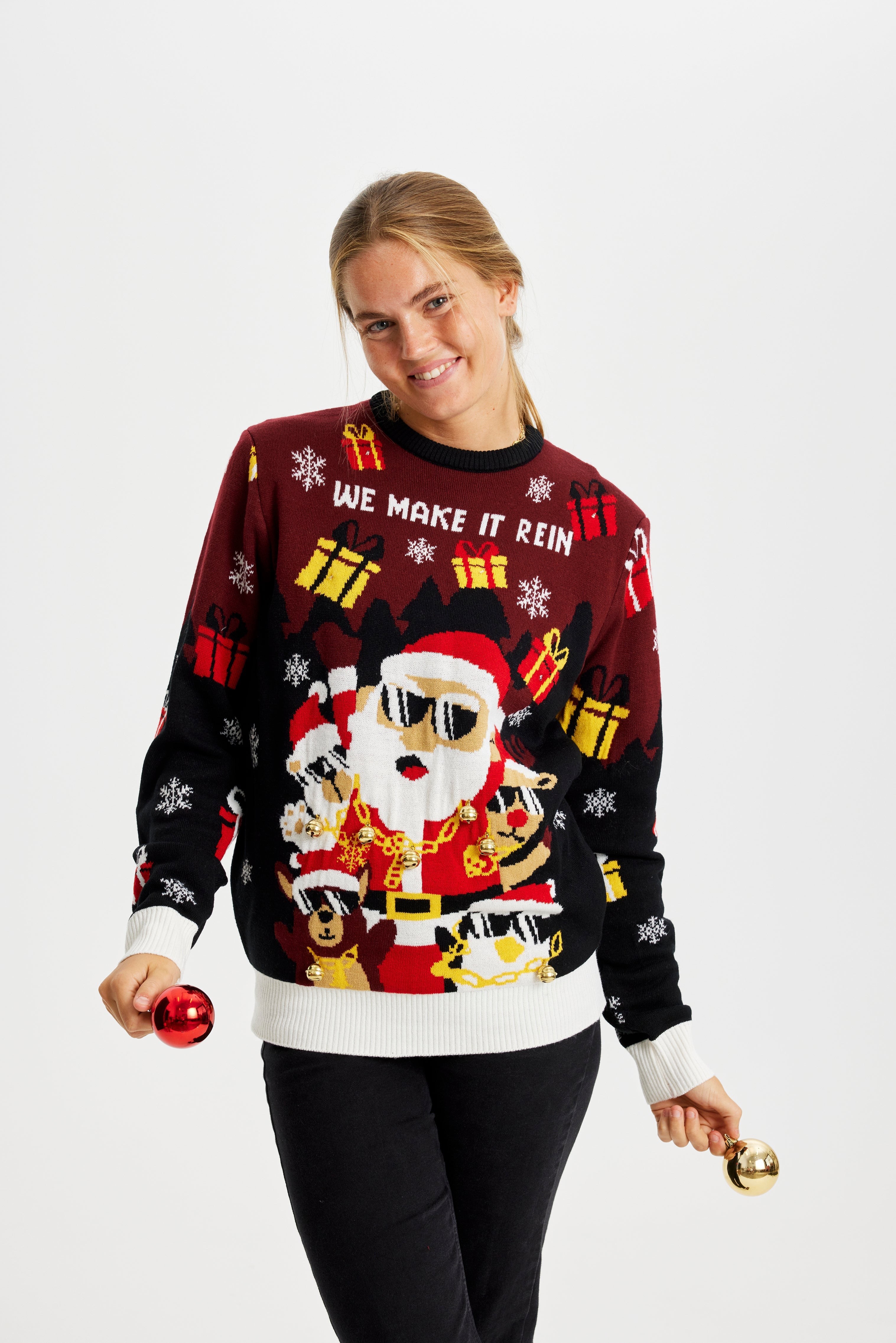 En kvinde iført en julesweater med citatet 