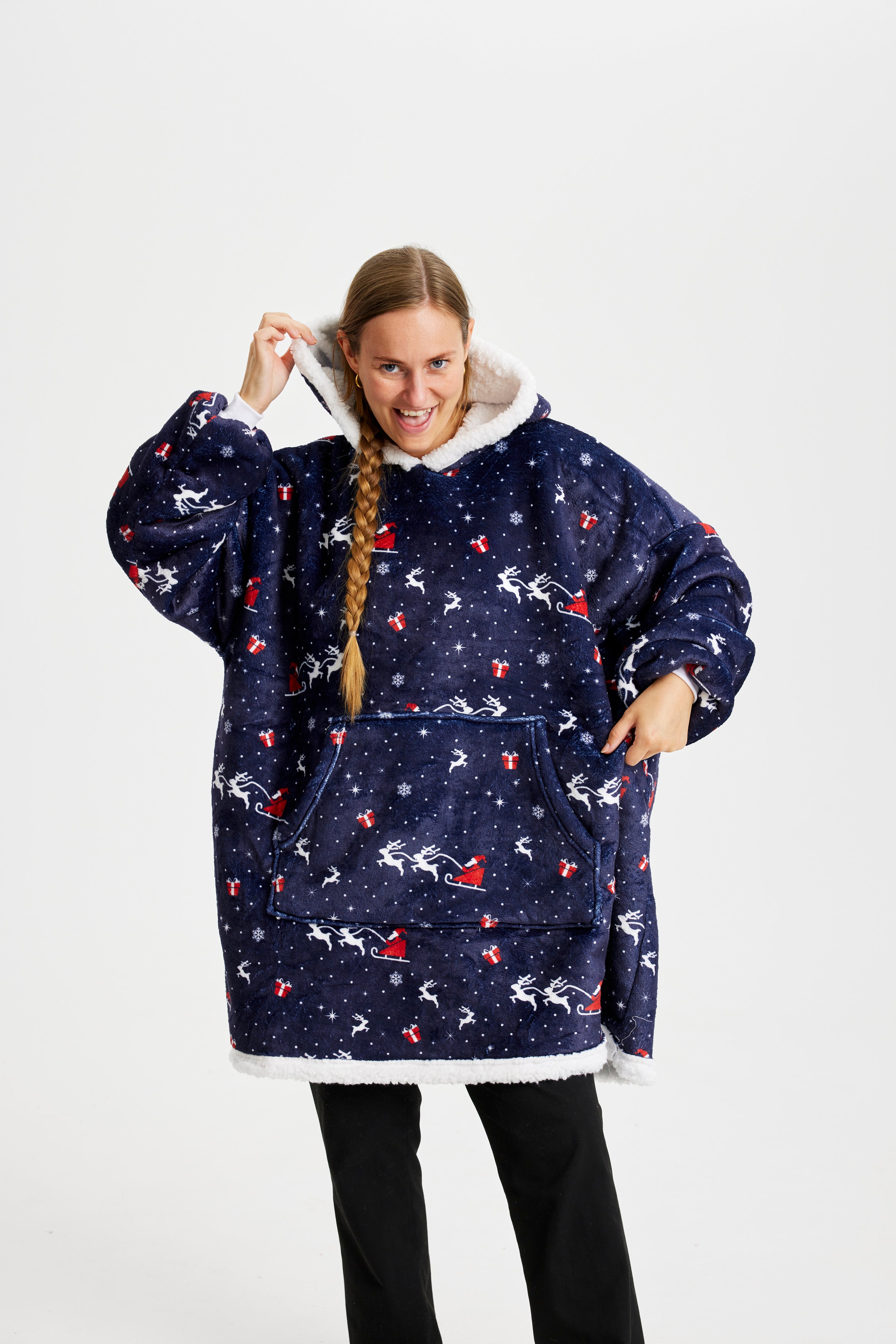 En kvinde poserer i en dybblå julehoodie.