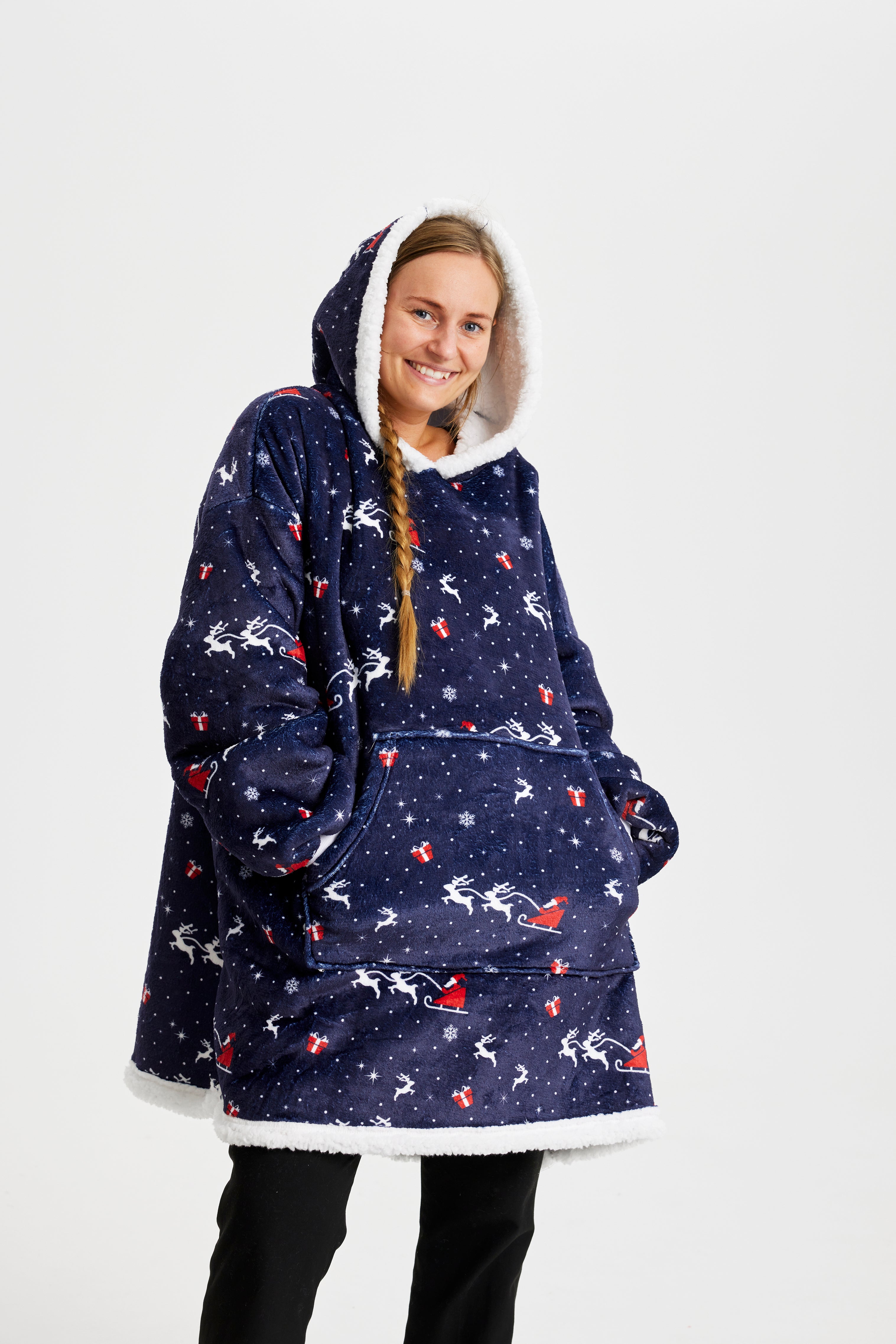En smilende dame iført en fin julehoodie med julemønster.