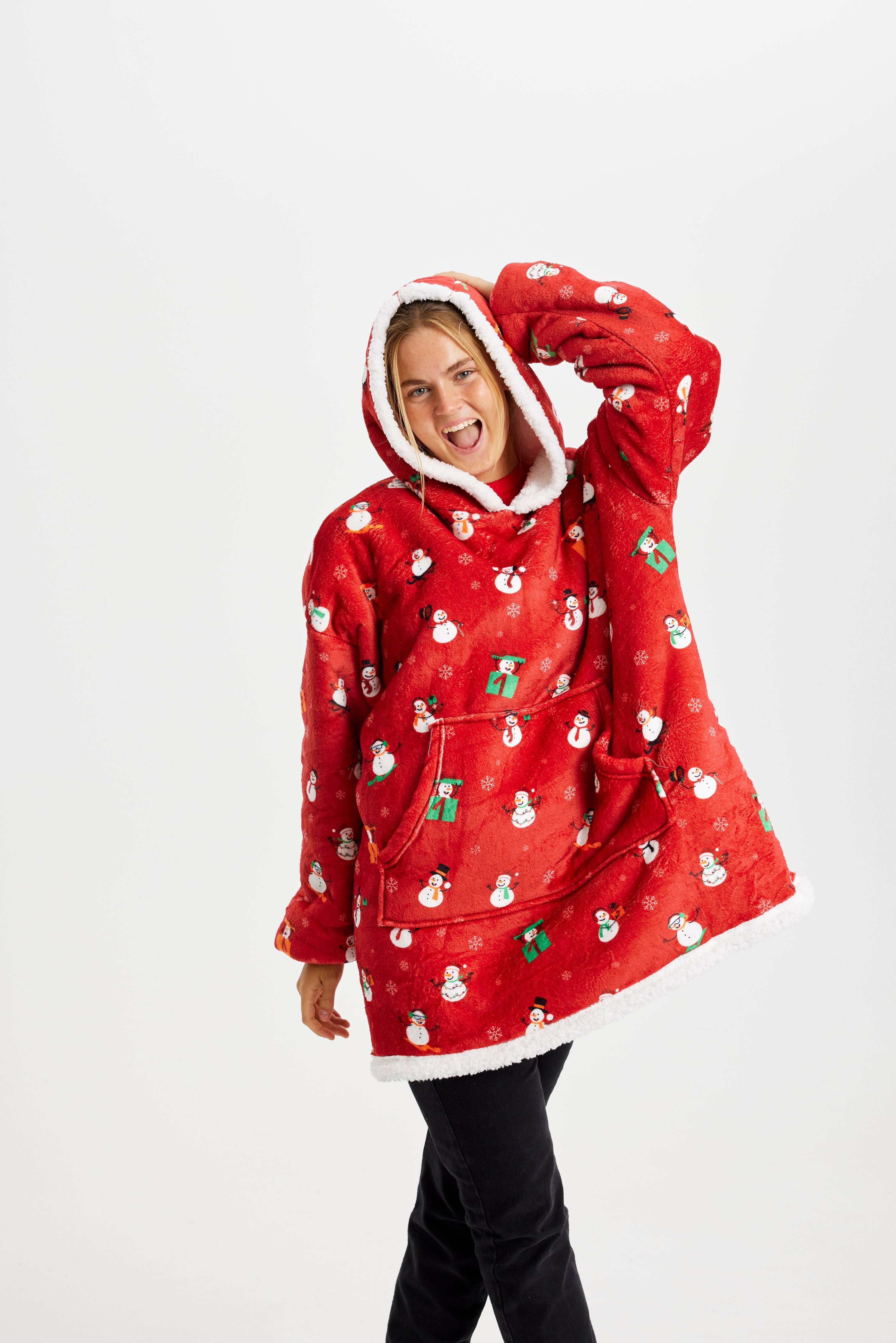 En kvinde iført en rød julehoodie med snemænd på.