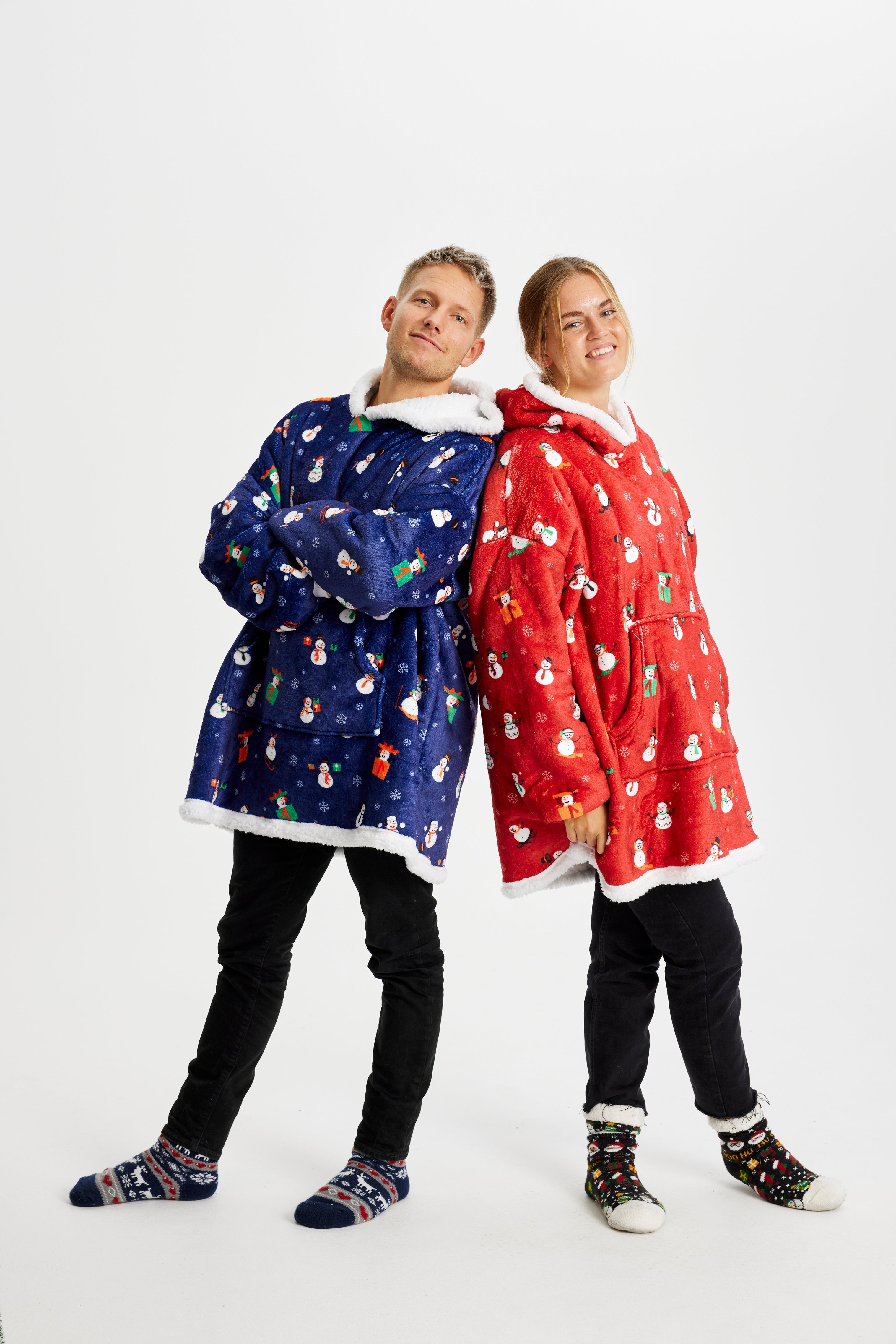En mand og en kvinde iført hver deres julehoodie.