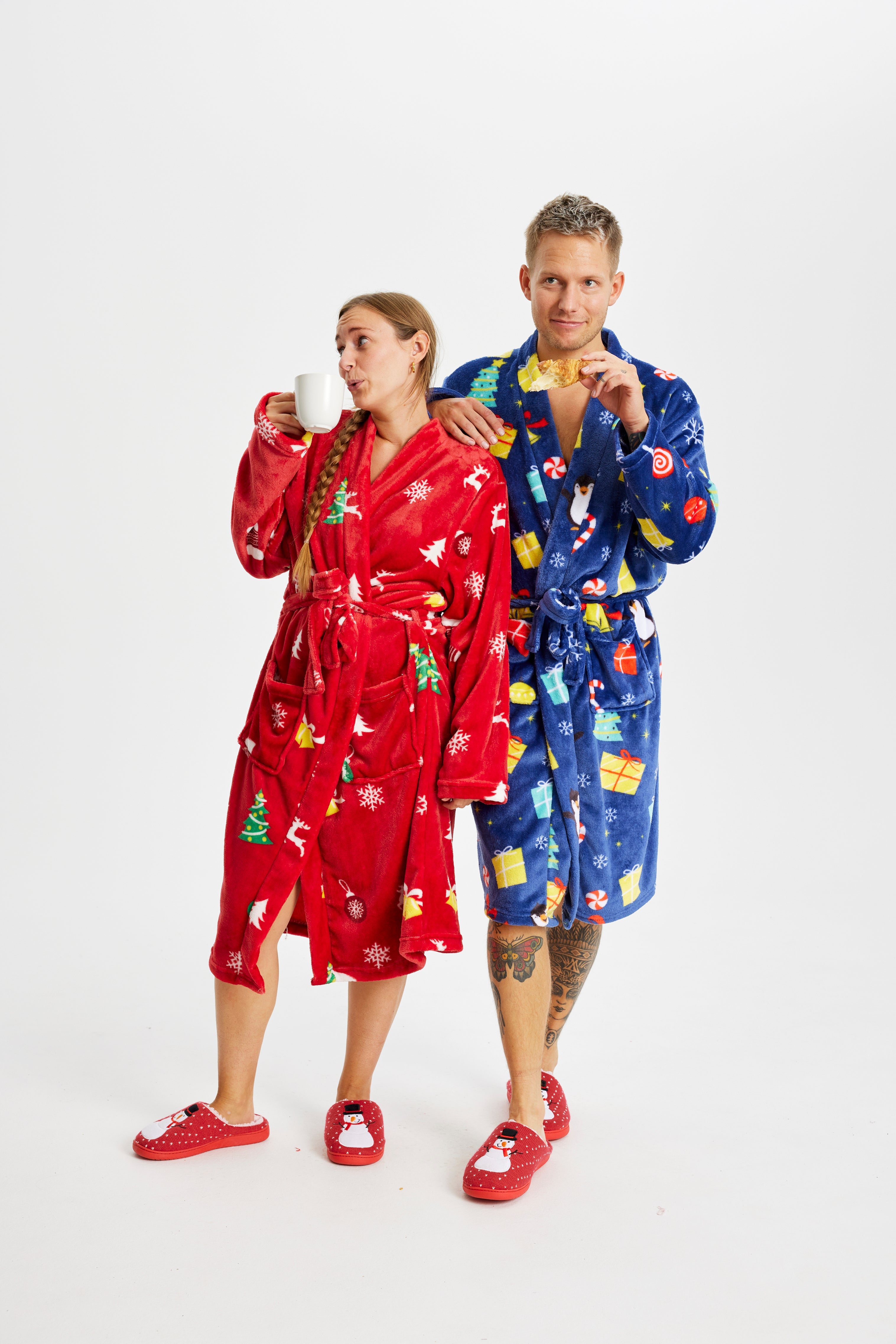 En kvinde og mand iført hver deres julebadekåbe.