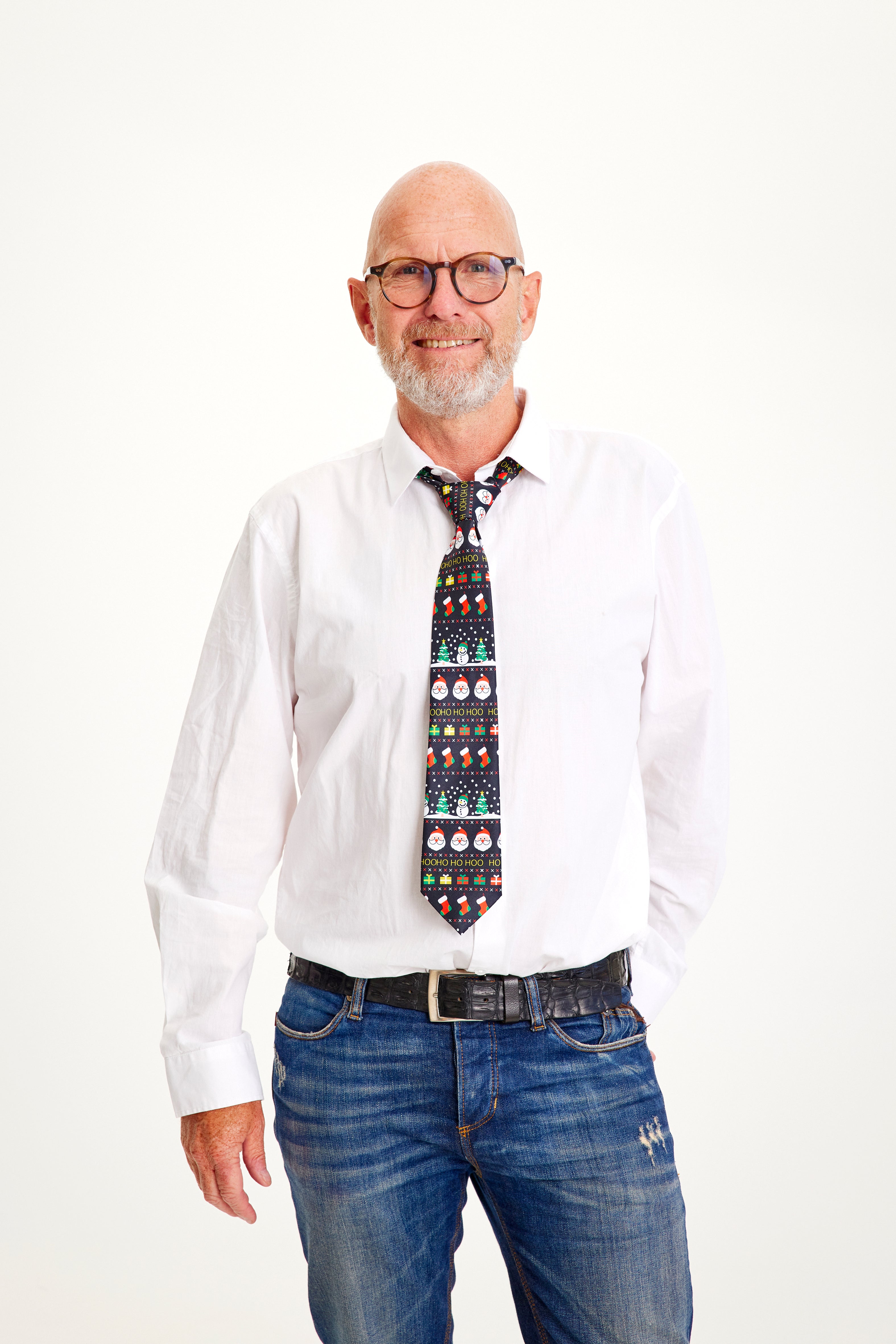 En mand iført et juleslips.