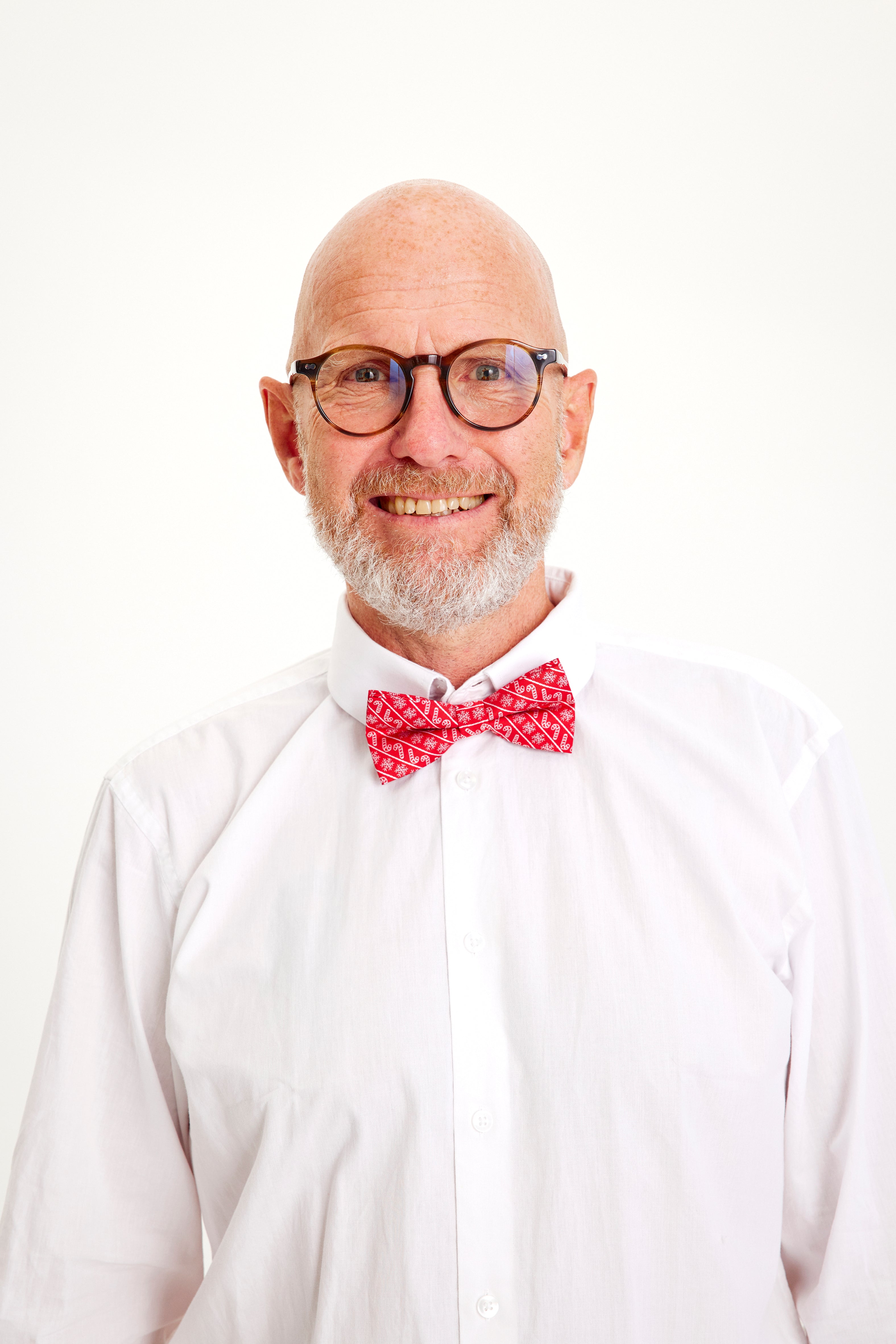 En mand iført en rød julebutterfly.