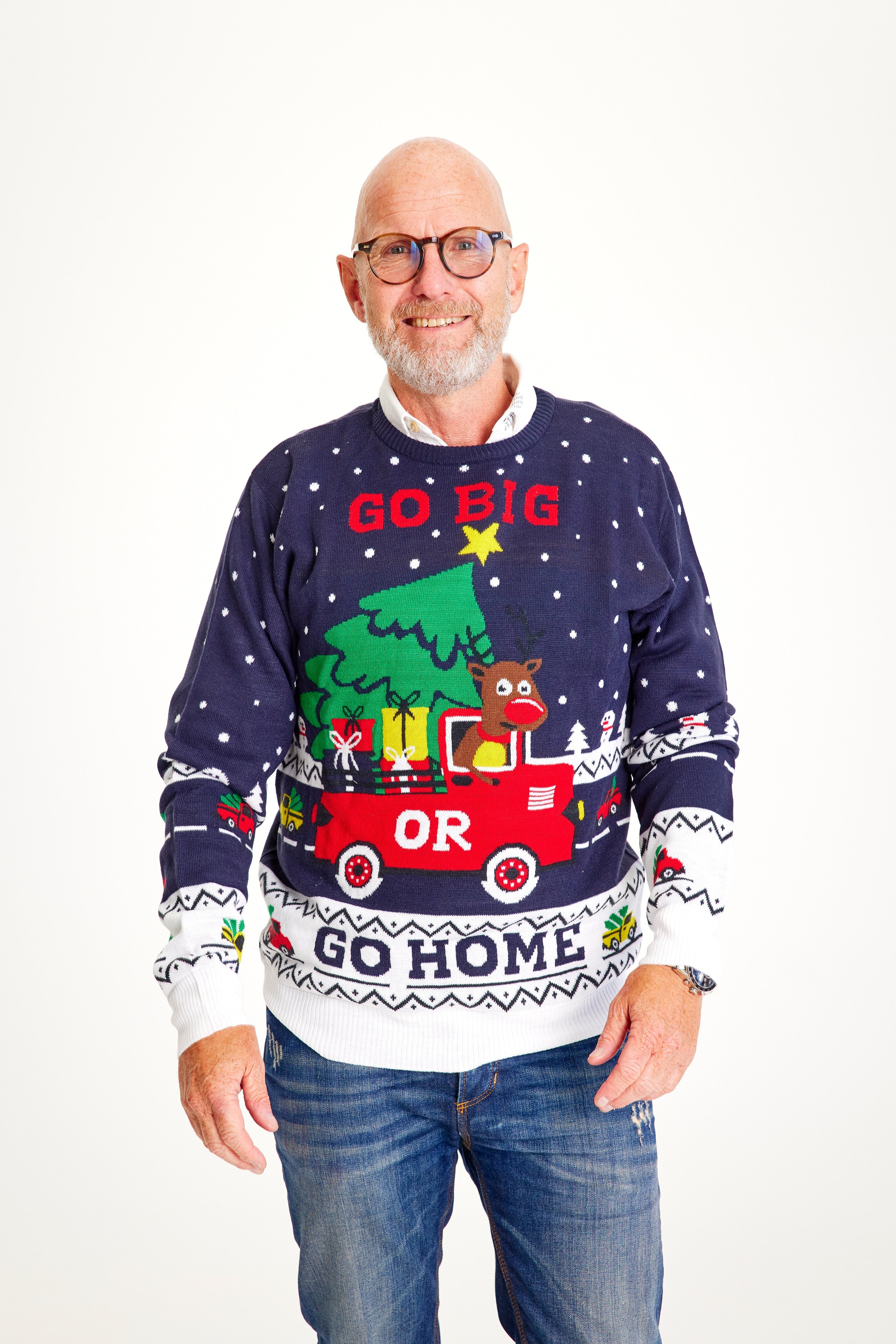 En smilende mand med en julesweater, hvor der står 