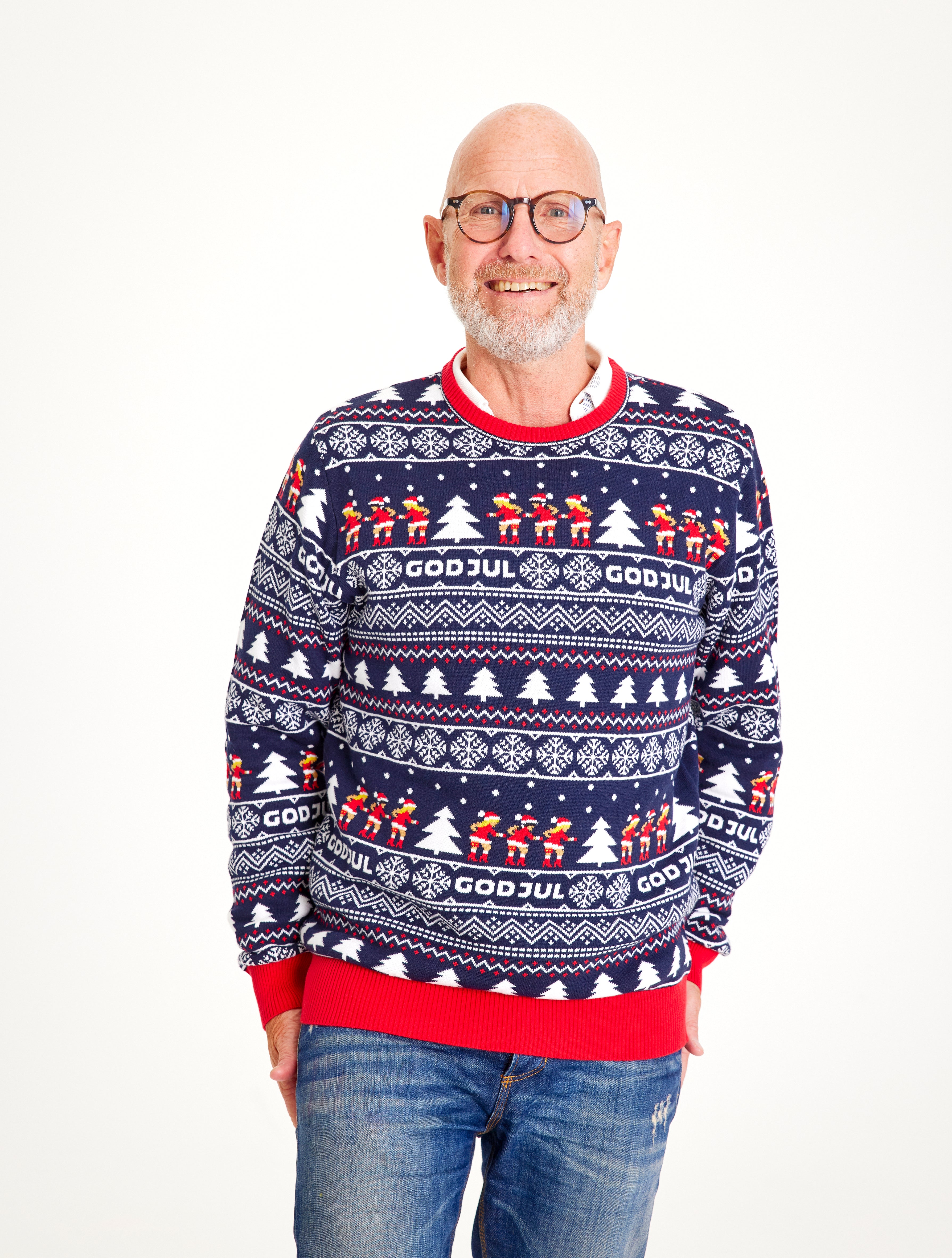 En mand iført en hyggelig julesweater med et julet mønster.