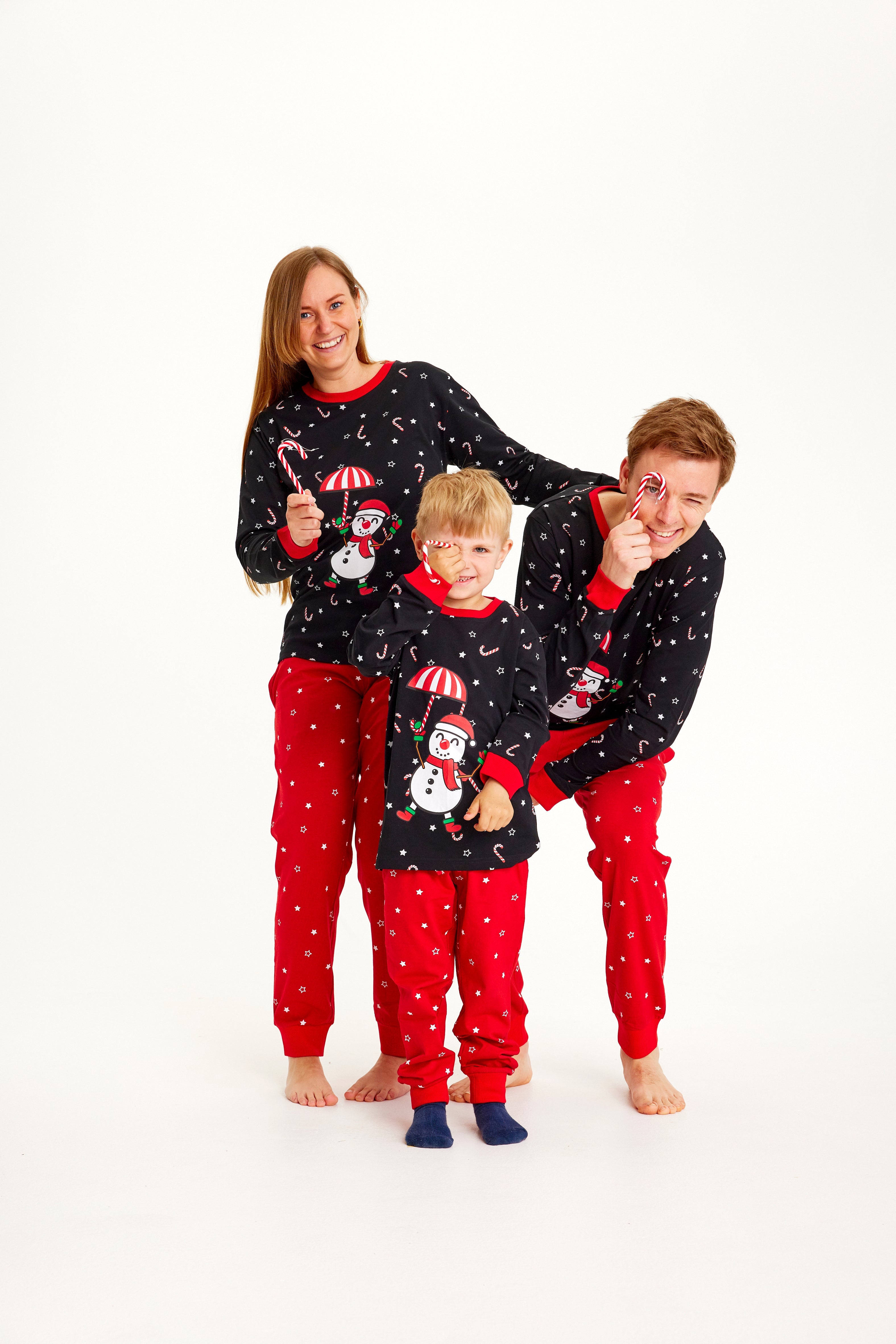 En dame, en mand og et barn iført julepyjamas.