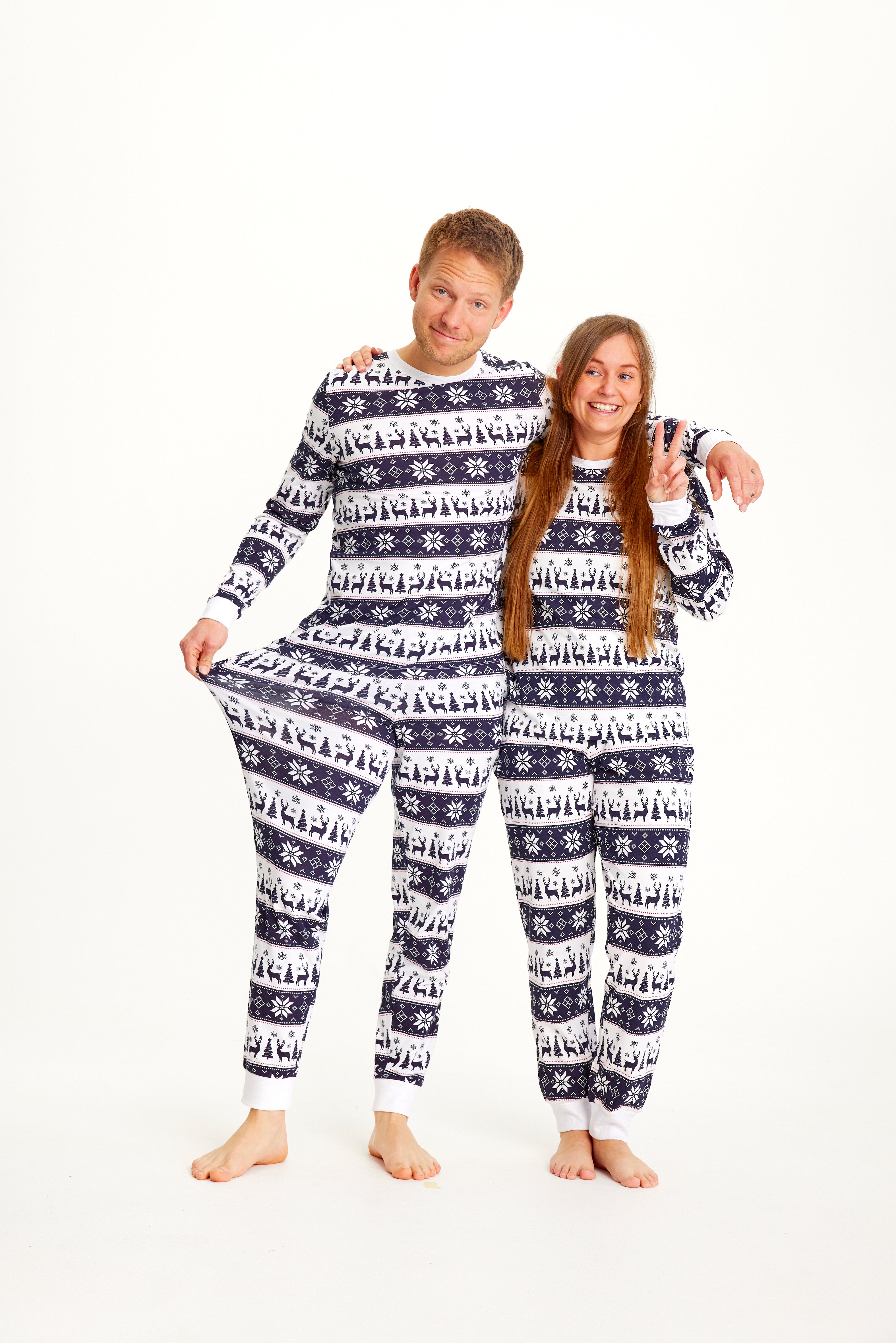 Et par viser deres fine julepyjamas frem.