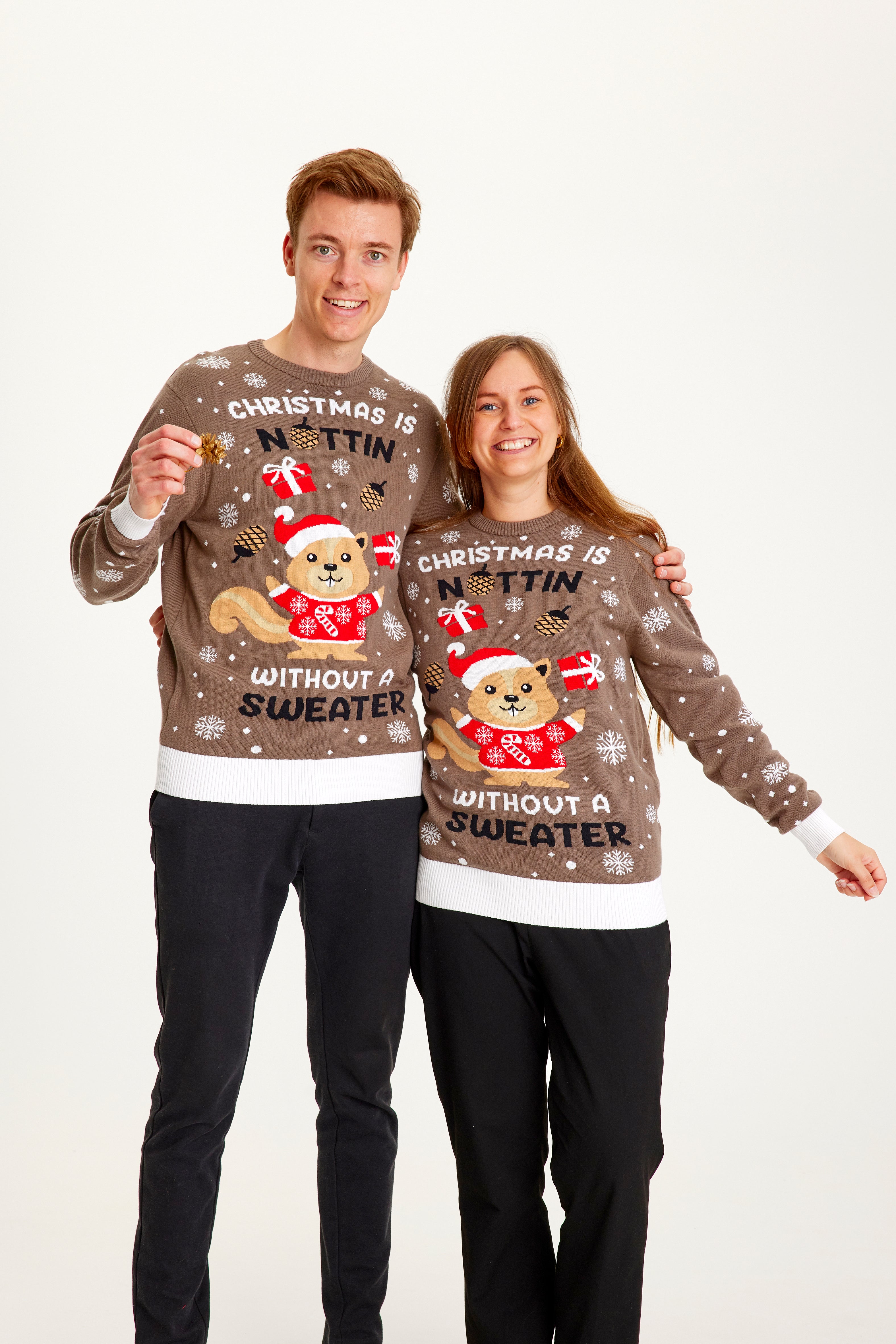 Mand og dame iført brun julesweater med citat: 