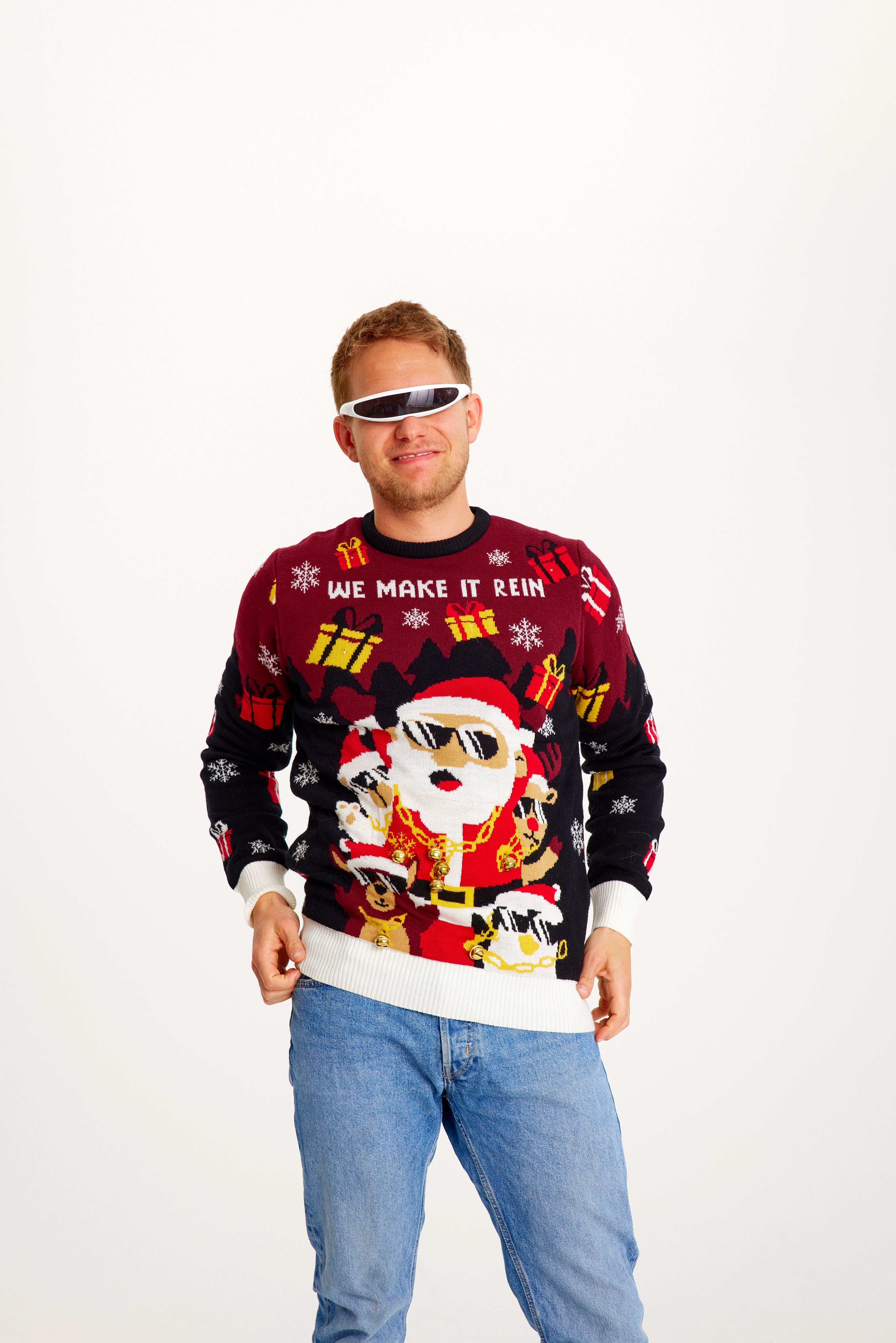 En mand iført en julesweater  med citatet 