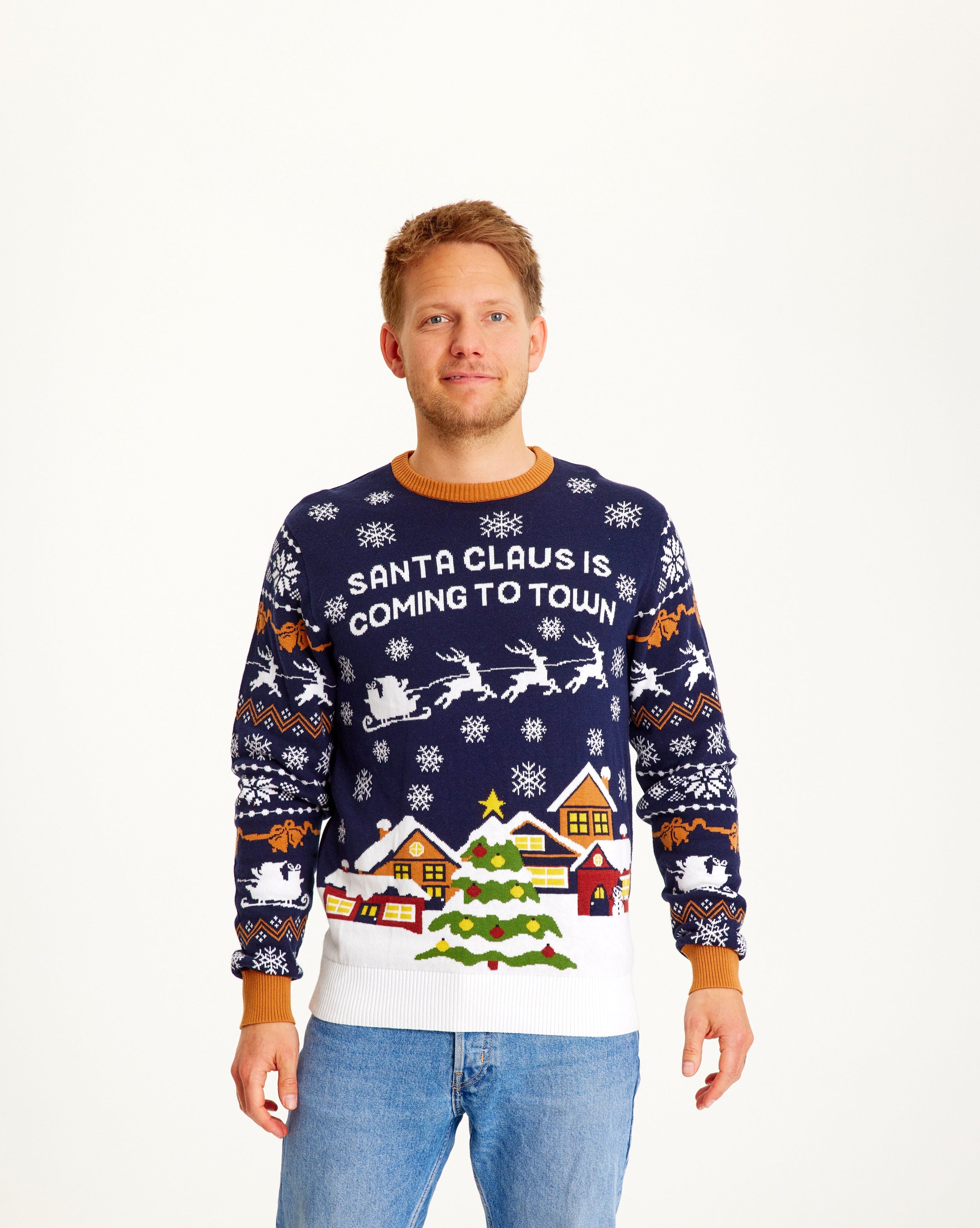 En mand iført en blå julesweater.