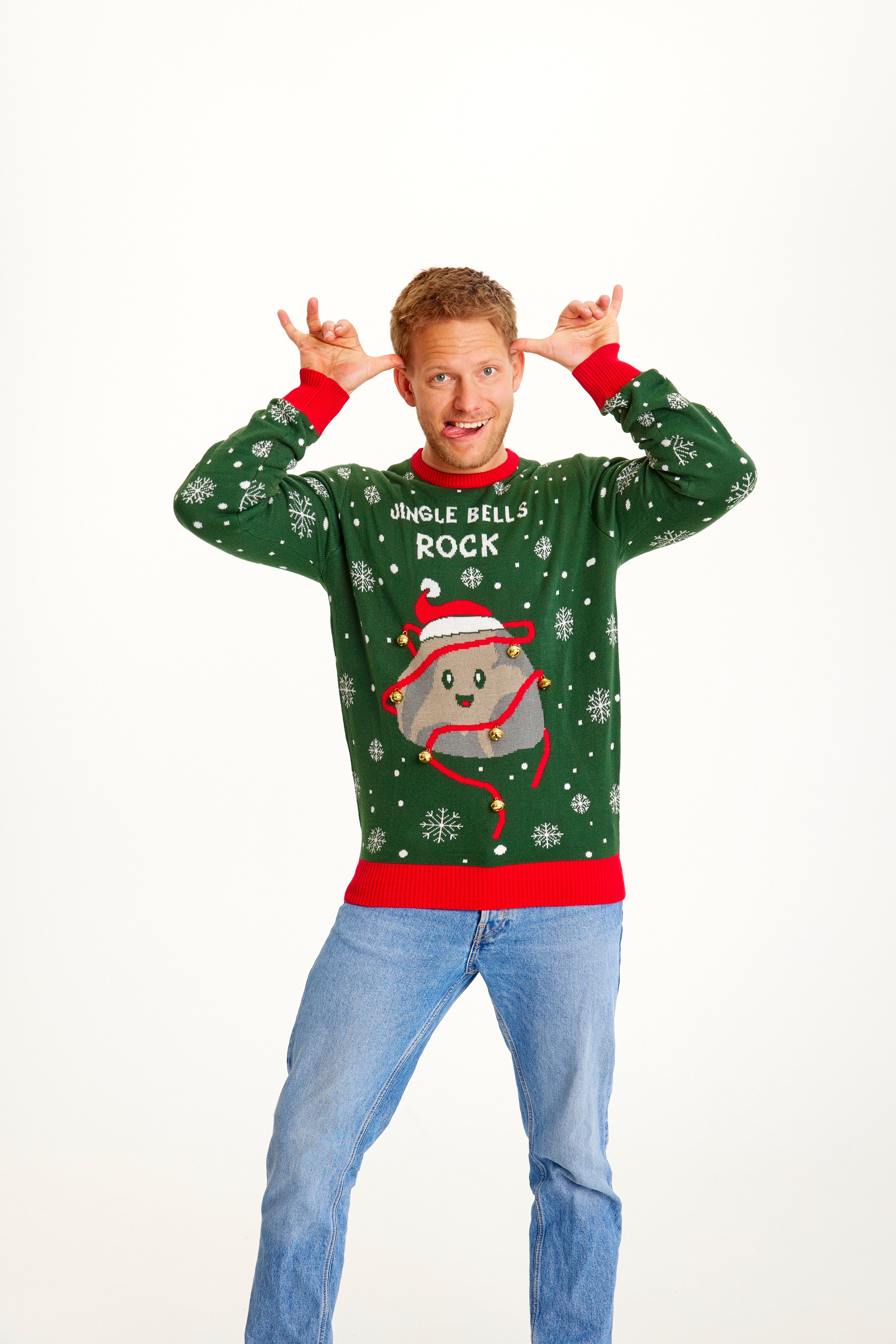 En drillende mand iført en grøn julesweater.