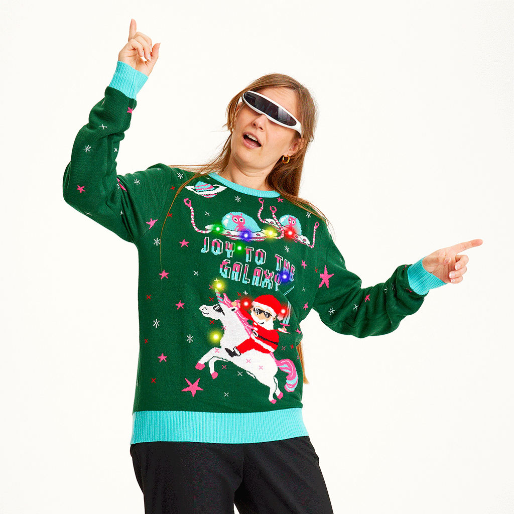 En kvinde med en grøn julesweater med citatet 