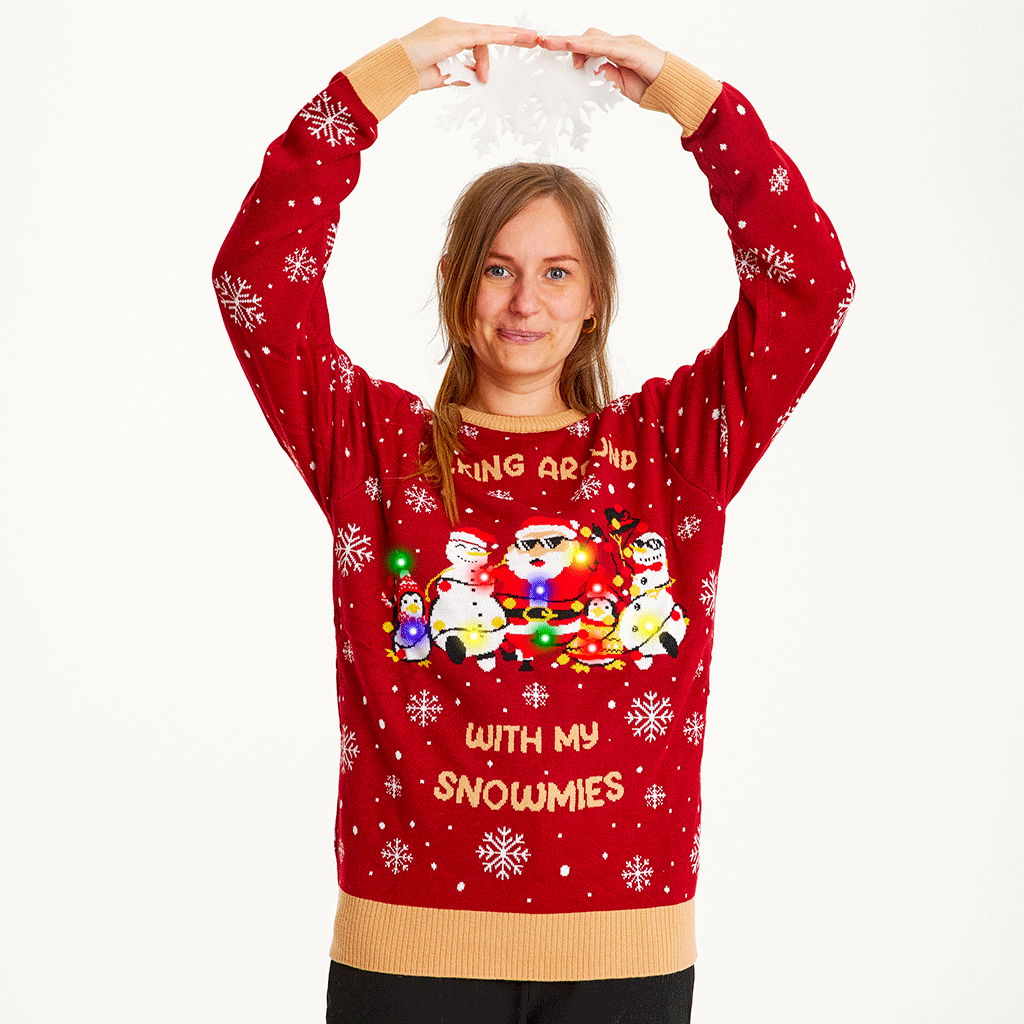 En dame iført en rød julesweater med lys på.