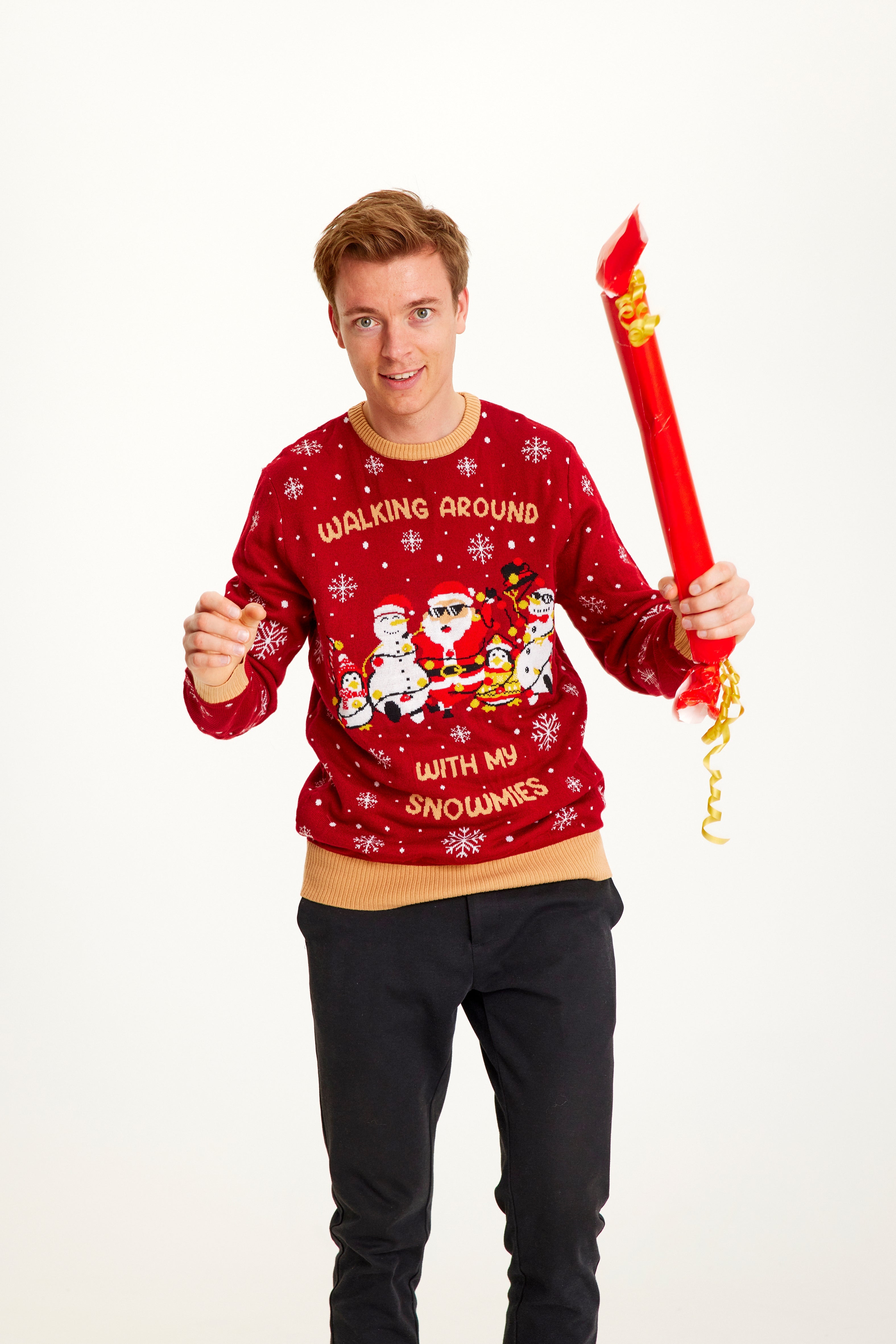 En mand iført en rød julesweater.