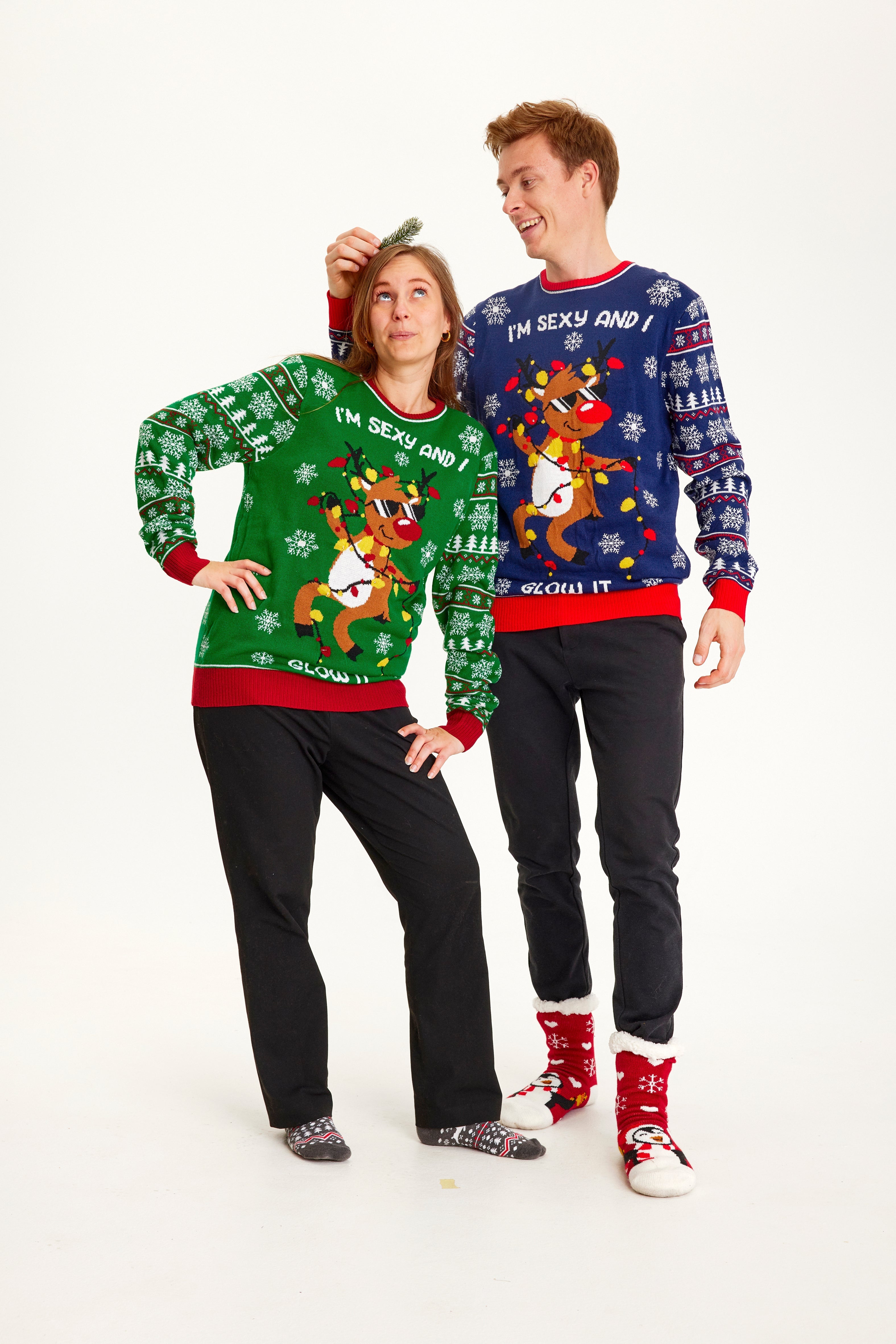 En mand og en kvinde iført hver deres julesweater.