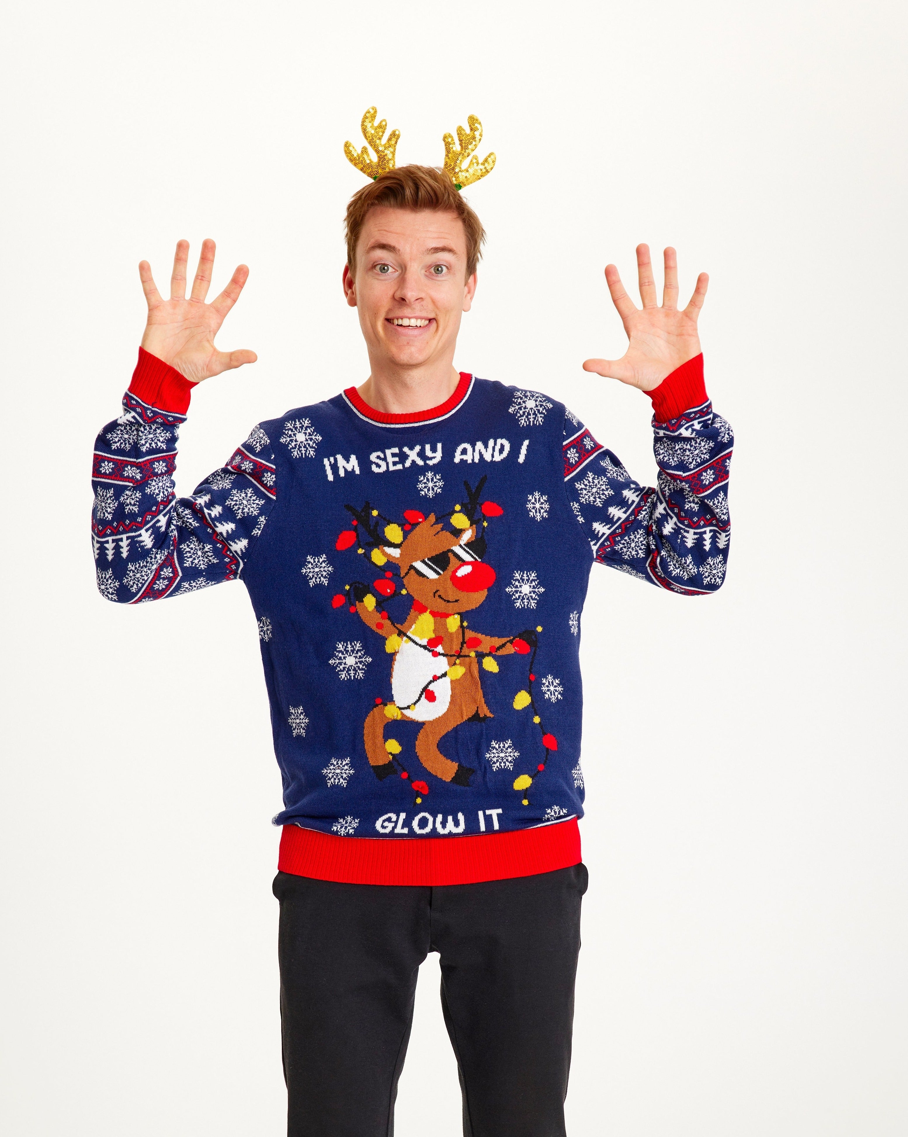 En mand iført en julesweater med citatet 