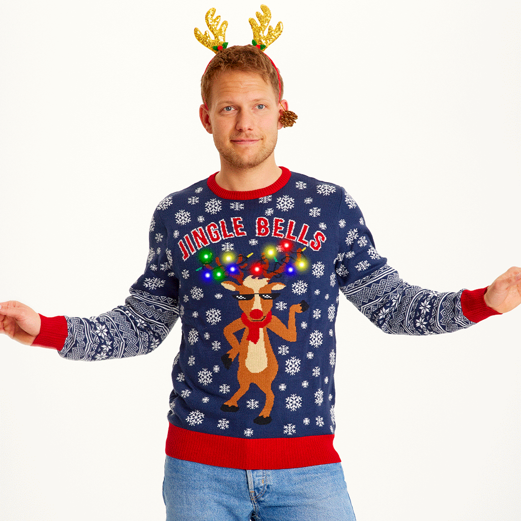 En mand iført en blå julesweater med lys på.
