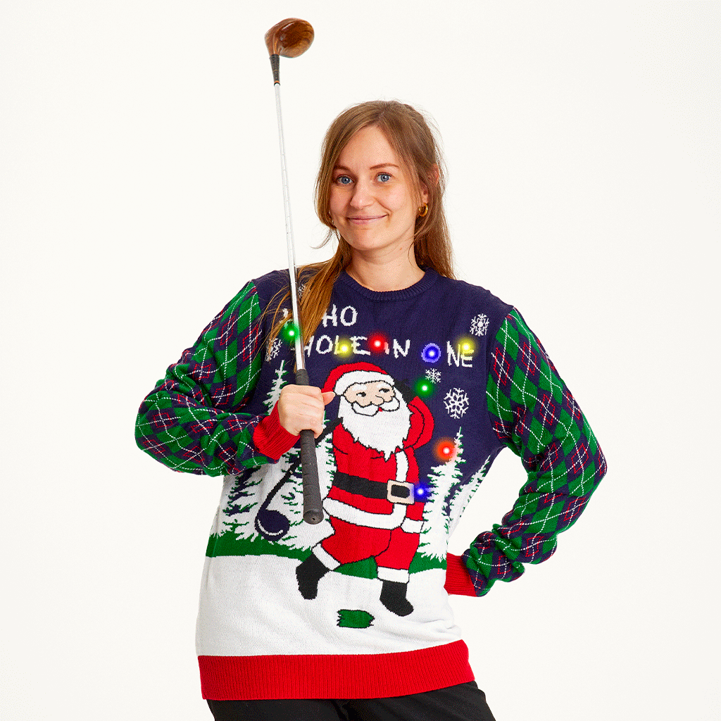 En kvinde med en golfkøle og en julesweater.