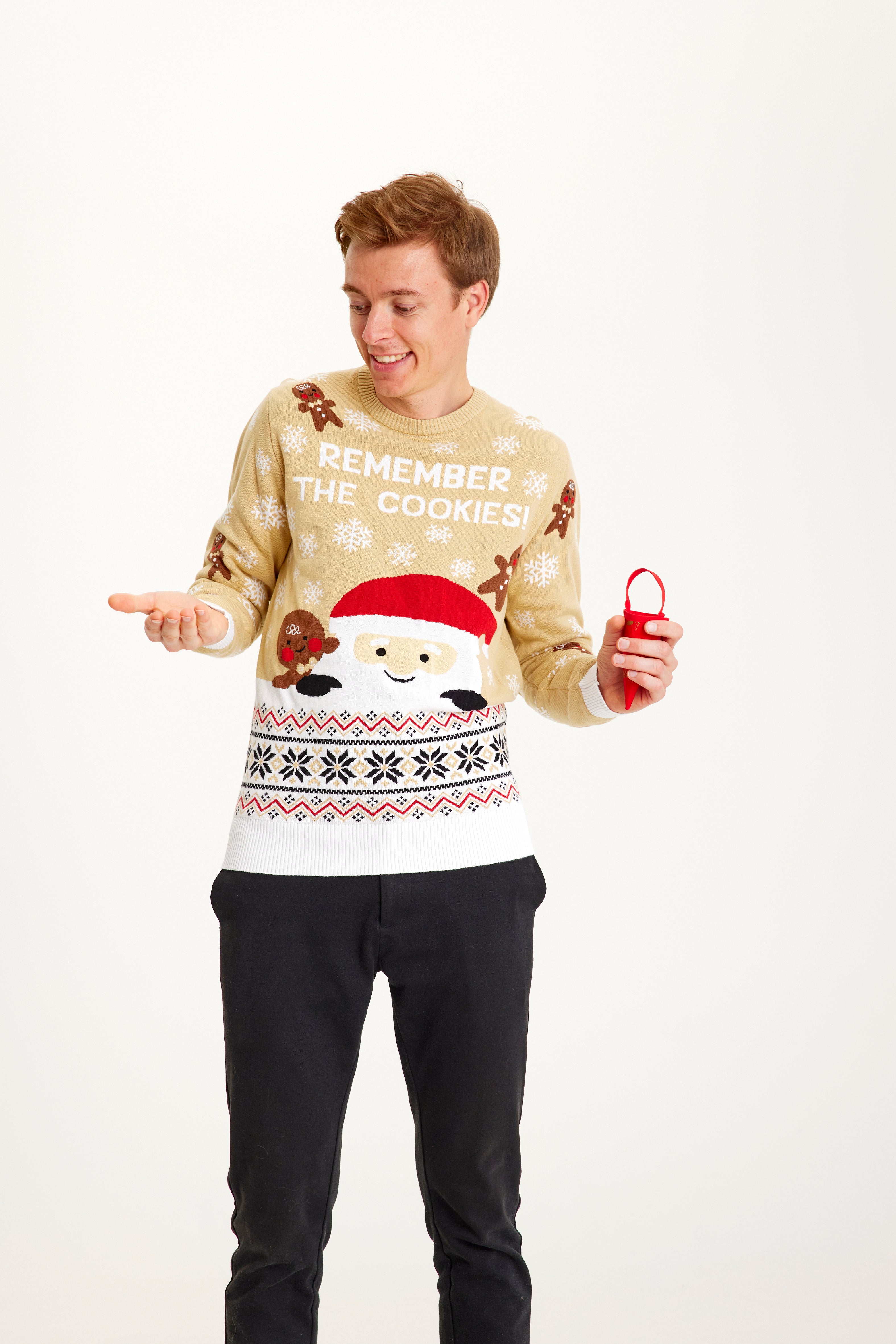 En poserende mand står i en fin julesweater.