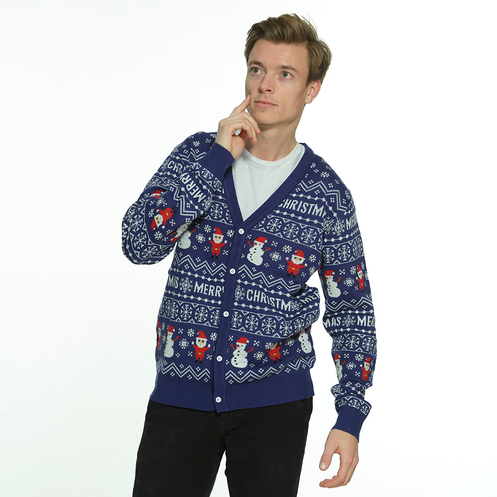 En mand poserer i en julecardigan med figurer og julemønster på.