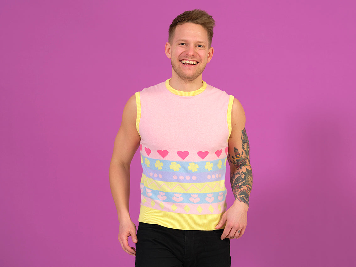 En smilende dame i en påskevest.